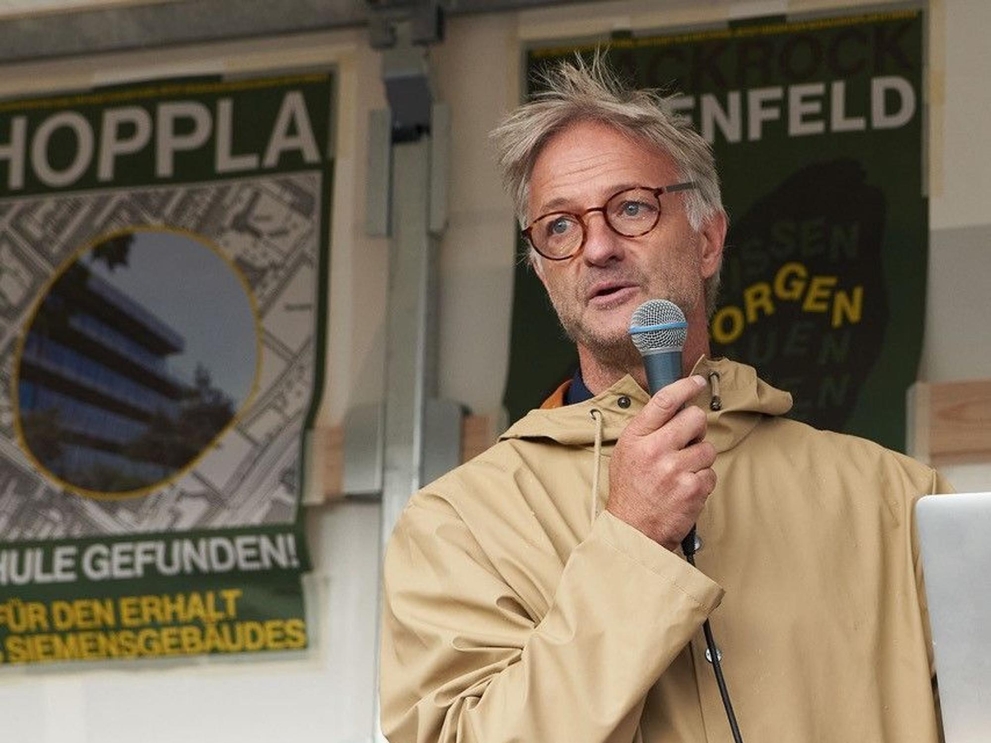 Erhard Giesen bei einer Kundgebung. Er ist Sprecher der Initiative Franz-Geuer-Straße.