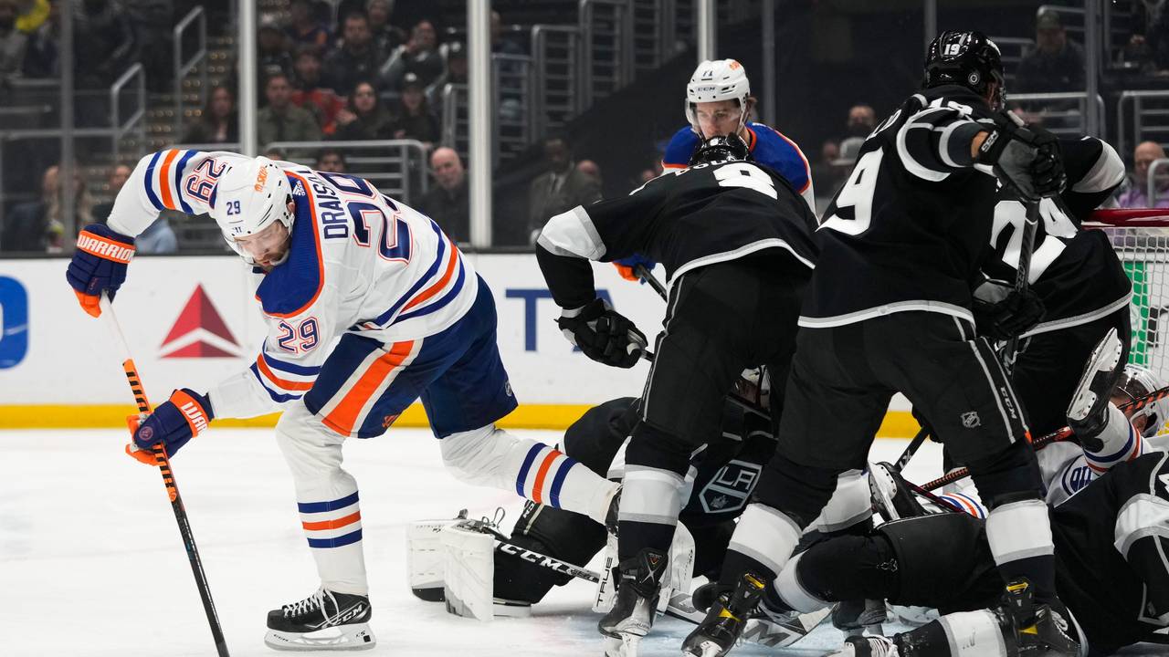 Leon Draisaitl (29) von den Edmonton Oilers bewegt den Puck, während sich die Spieler der Los Angeles Kings um das Netz herum verheddern.