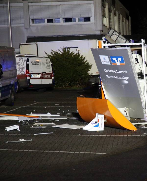 Ein gesprengter Geldautomat einer Volksbank-Filiale in Aschaffenburg.