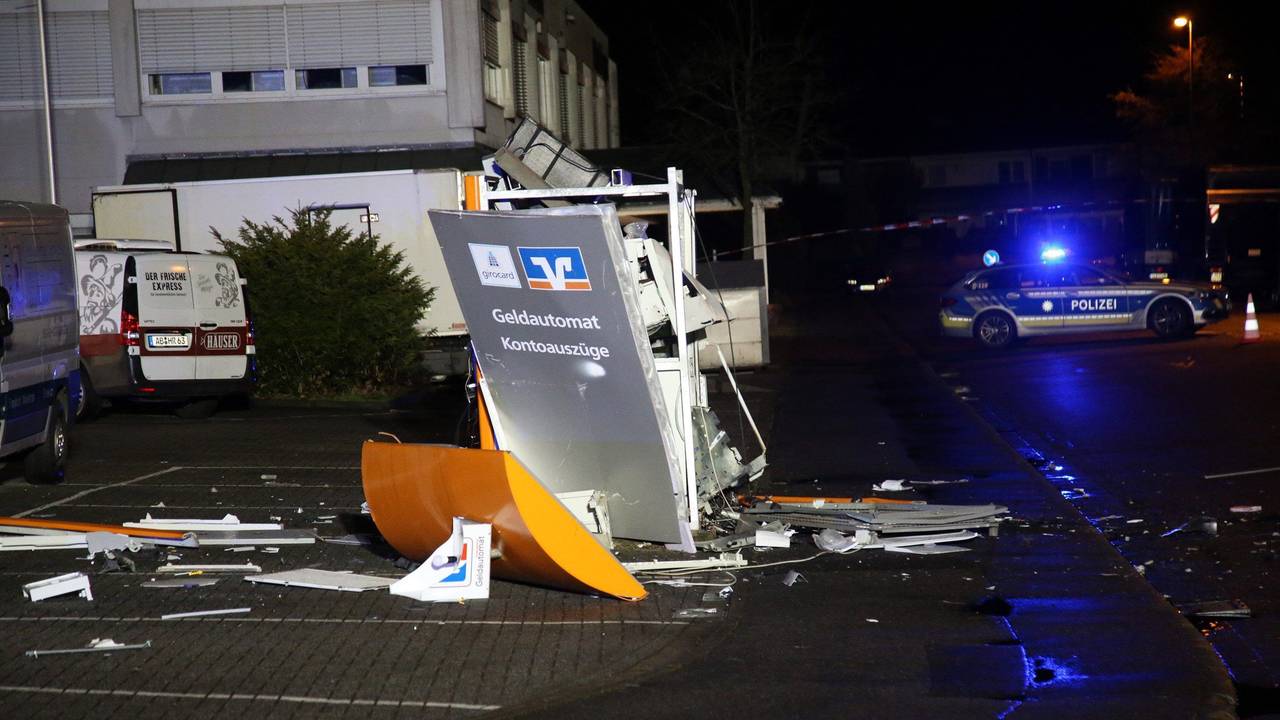Ein gesprengter Geldautomat einer Volksbank-Filiale in Aschaffenburg.
