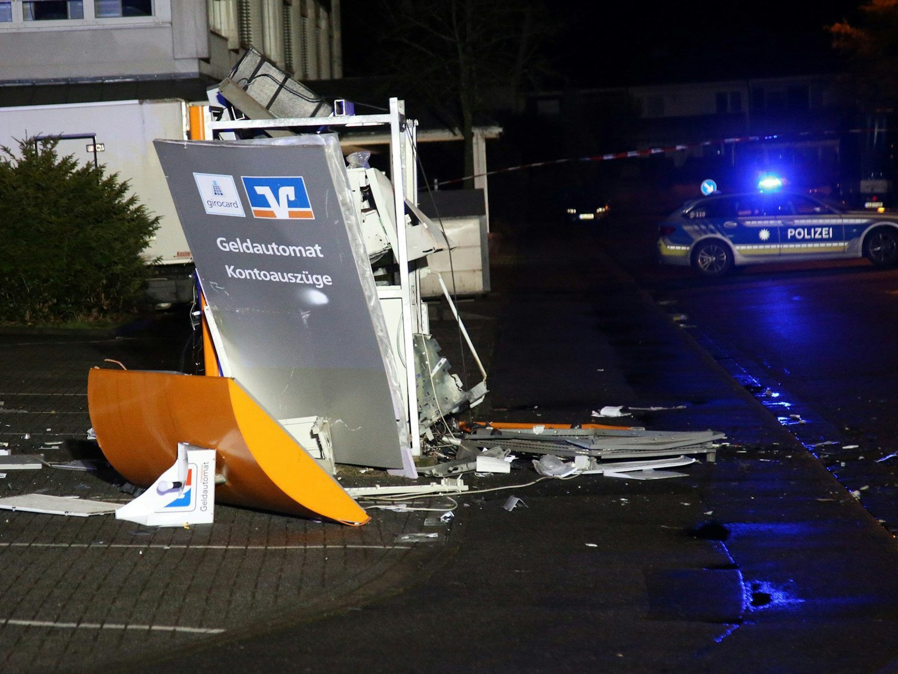 Ein gesprengter Geldautomat einer Volksbank-Filiale in Aschaffenburg.
