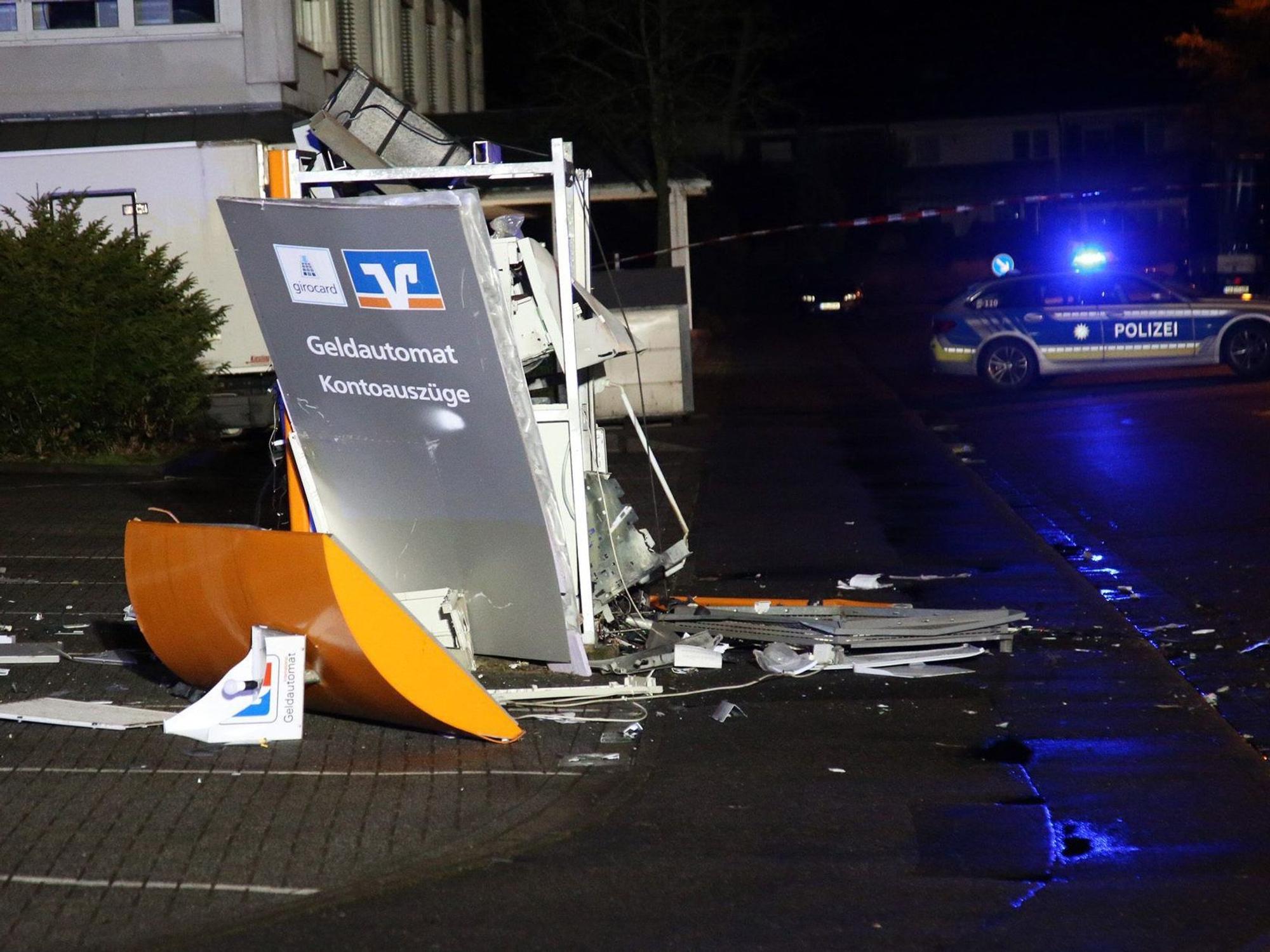 Ein gesprengter Geldautomat einer Volksbank-Filiale in Aschaffenburg.
