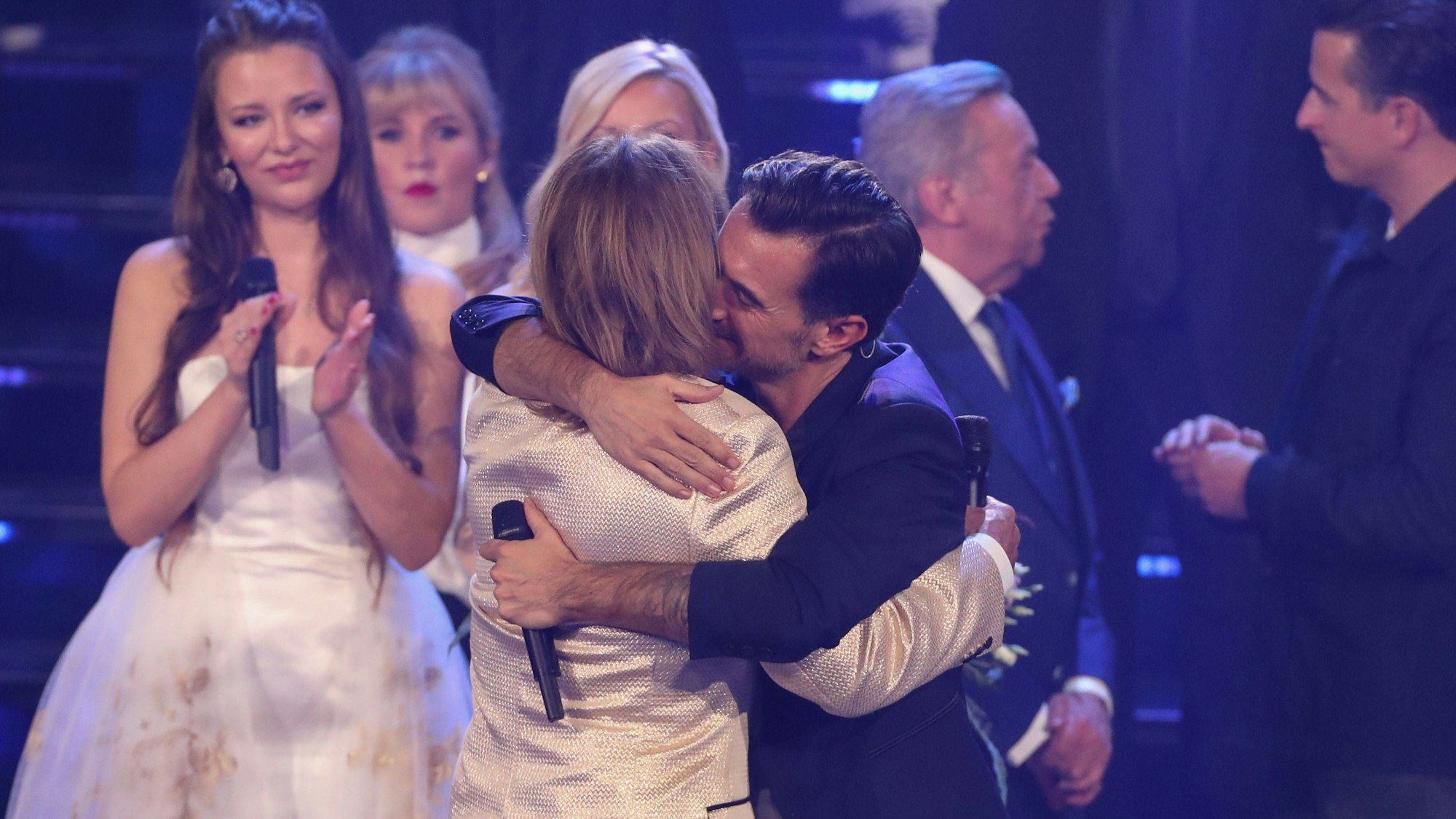 Jürgen Drews und Florian Silbereisen umarmen sich.