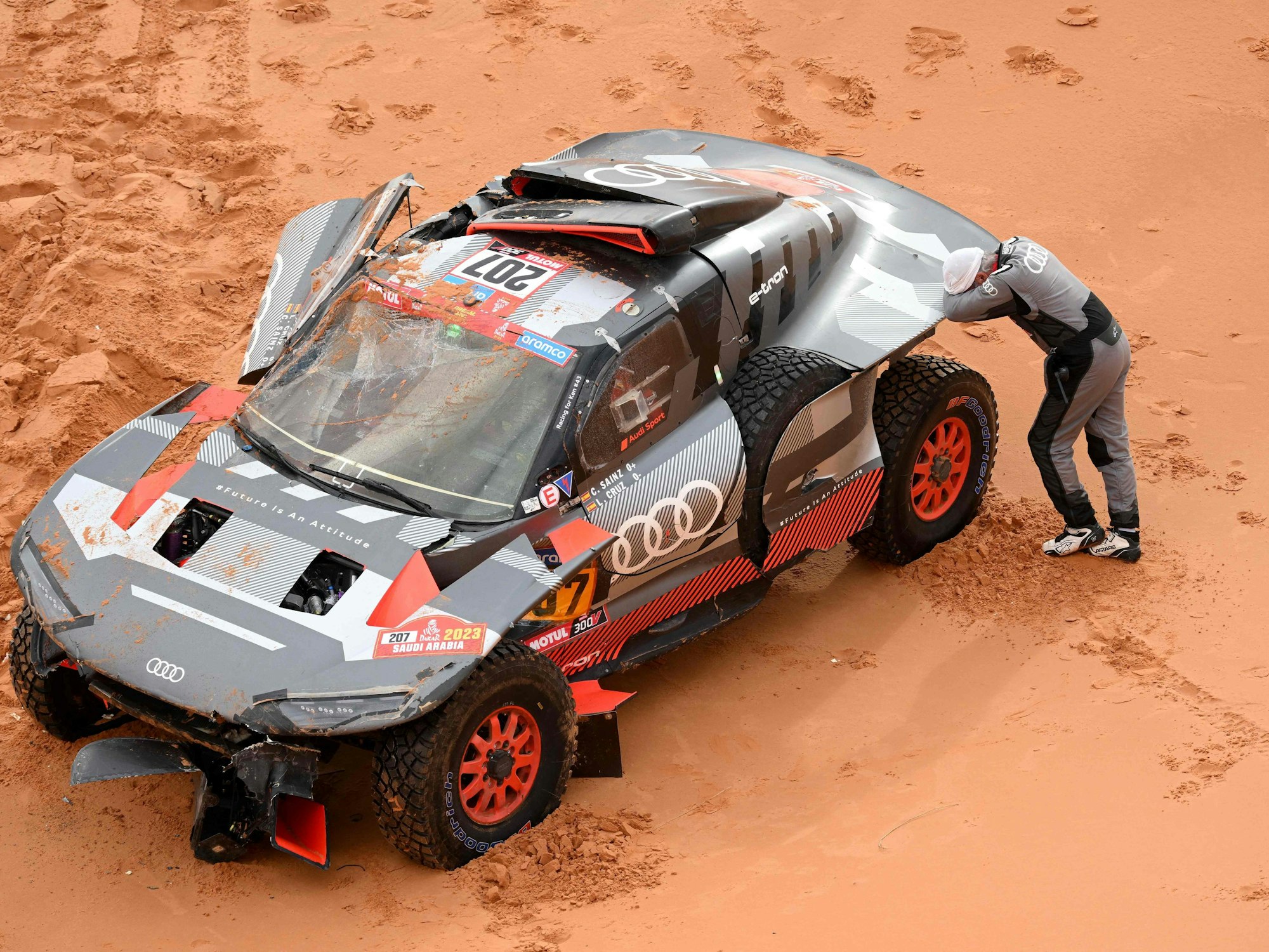 Der spanische Pilot Carlos Sainz muss nach einem Unfall bei der Rallye Dakar aufgeben.