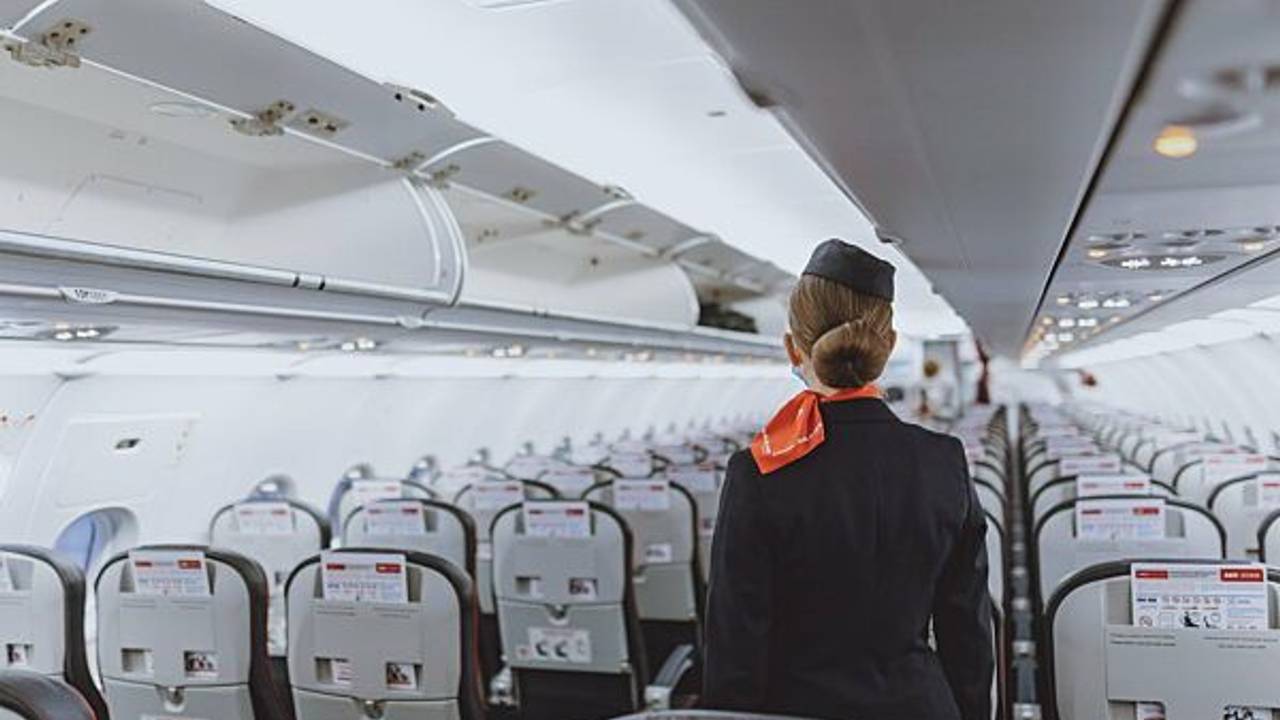 Eine Stewardess in einer Passagierkabine.