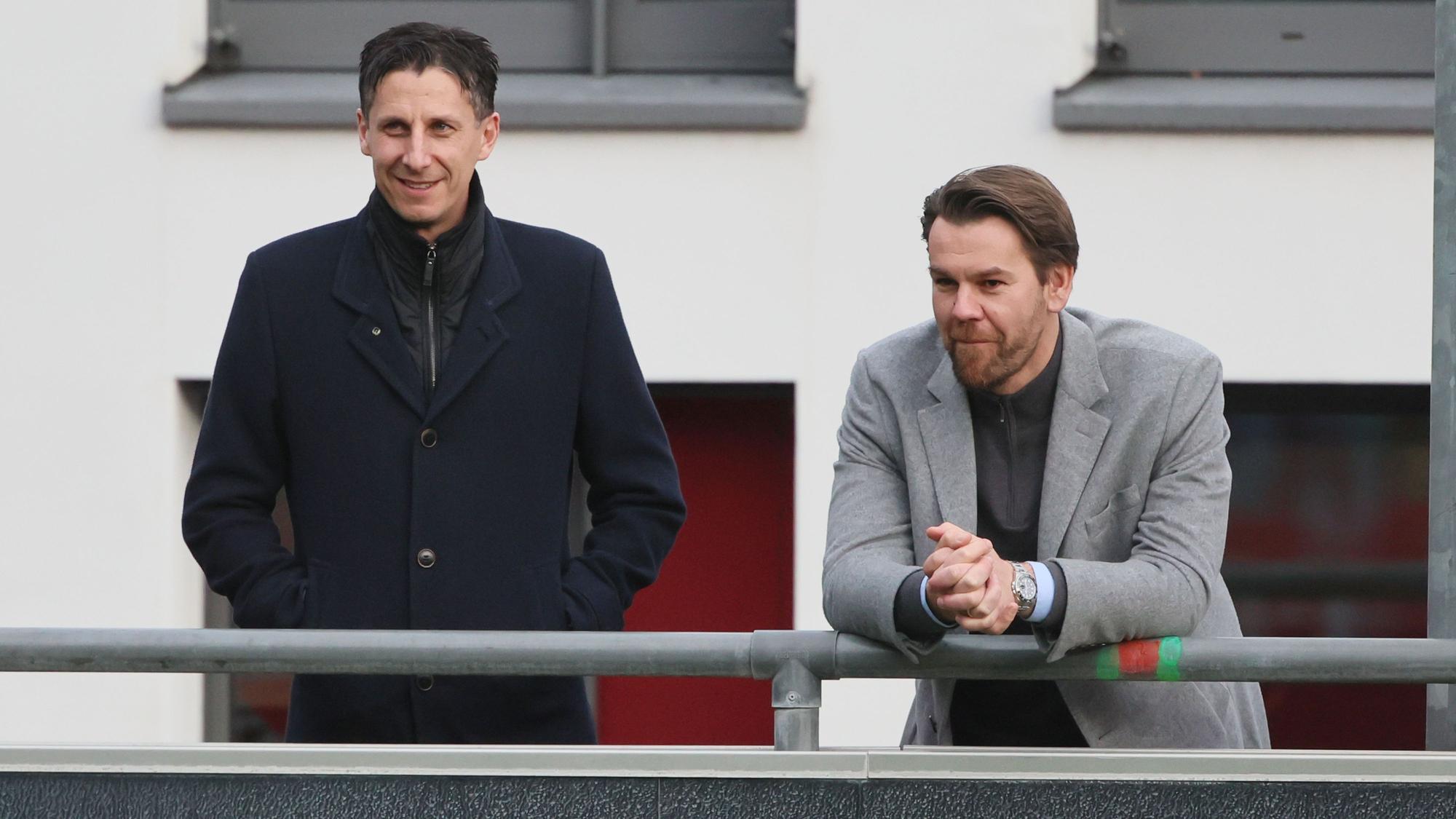Christian Keller und Thomas Kessler beobachten das Training des 1. FC Köln.
