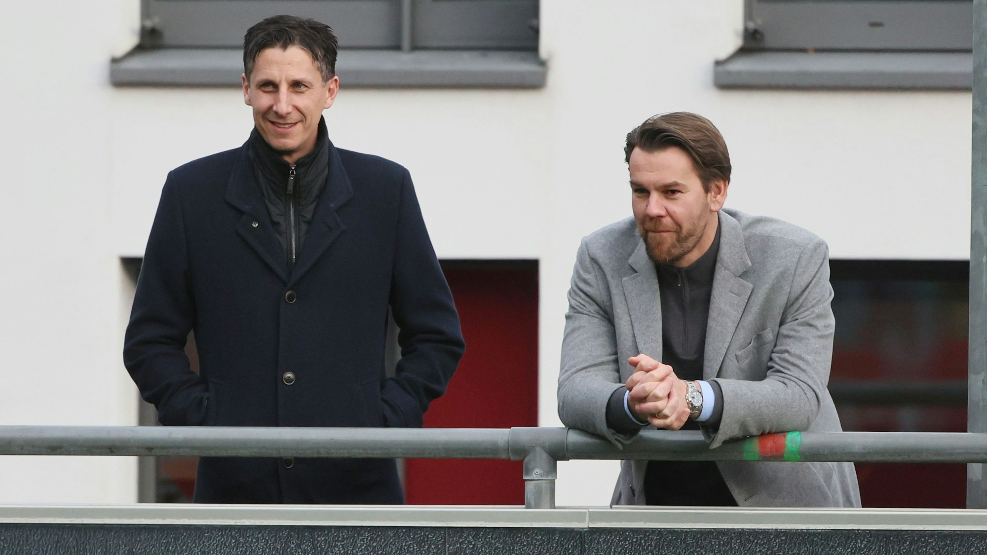 Christian Keller und Thomas Kessler beobachten das Training des 1. FC Köln.