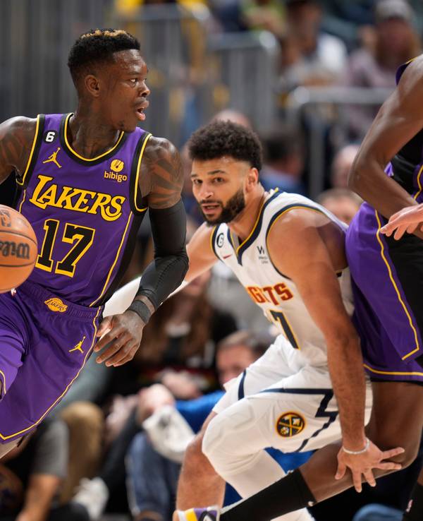 Los Angeles Lakers-Guard Dennis Schröder (l) zieht an Denver Nuggets-Guard Jamal Murray vorbei zum Korb.