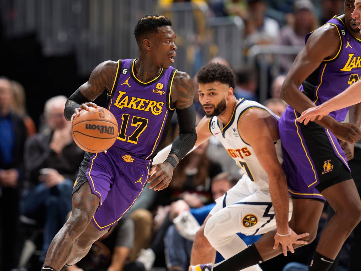 Los Angeles Lakers-Guard Dennis Schröder (l) zieht an Denver Nuggets-Guard Jamal Murray vorbei zum Korb.