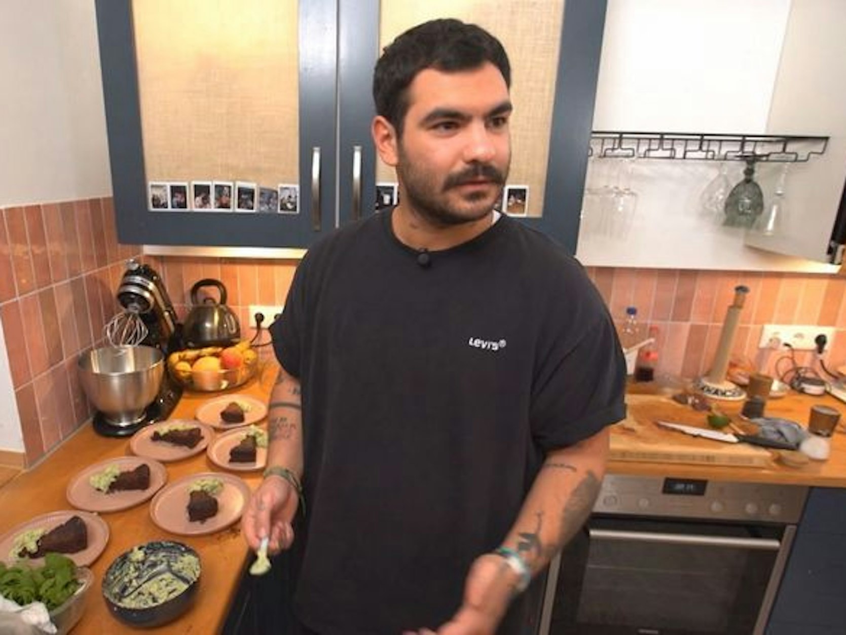 Beim Anrichten des Desserts beschließt Basar, die Pistaziencreme einfach auf den Schokokuchen zu klatschen.