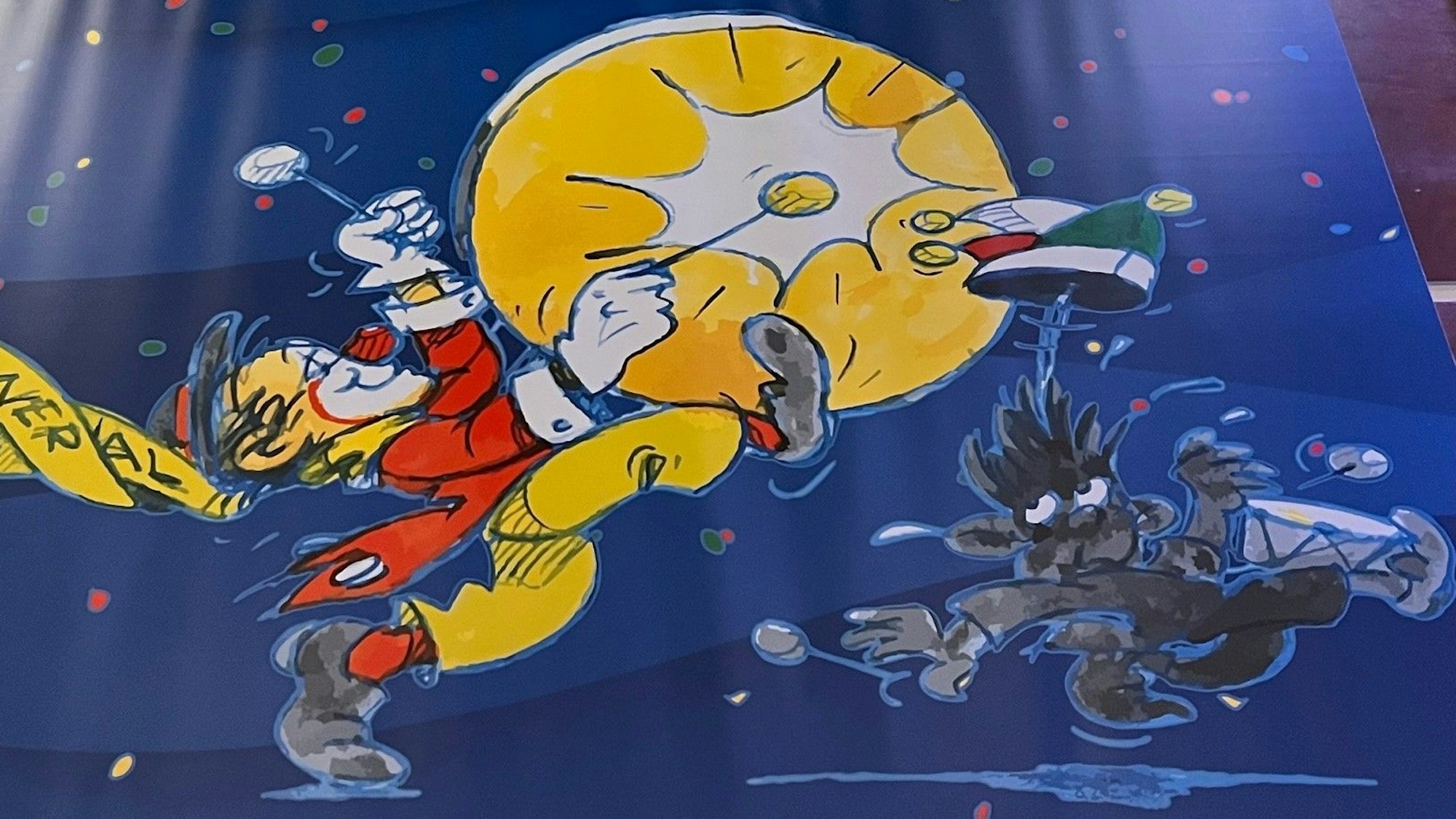 Zeichnung im Sartory-Saal: Ein Clown tritt einem Mann in den Hintern.