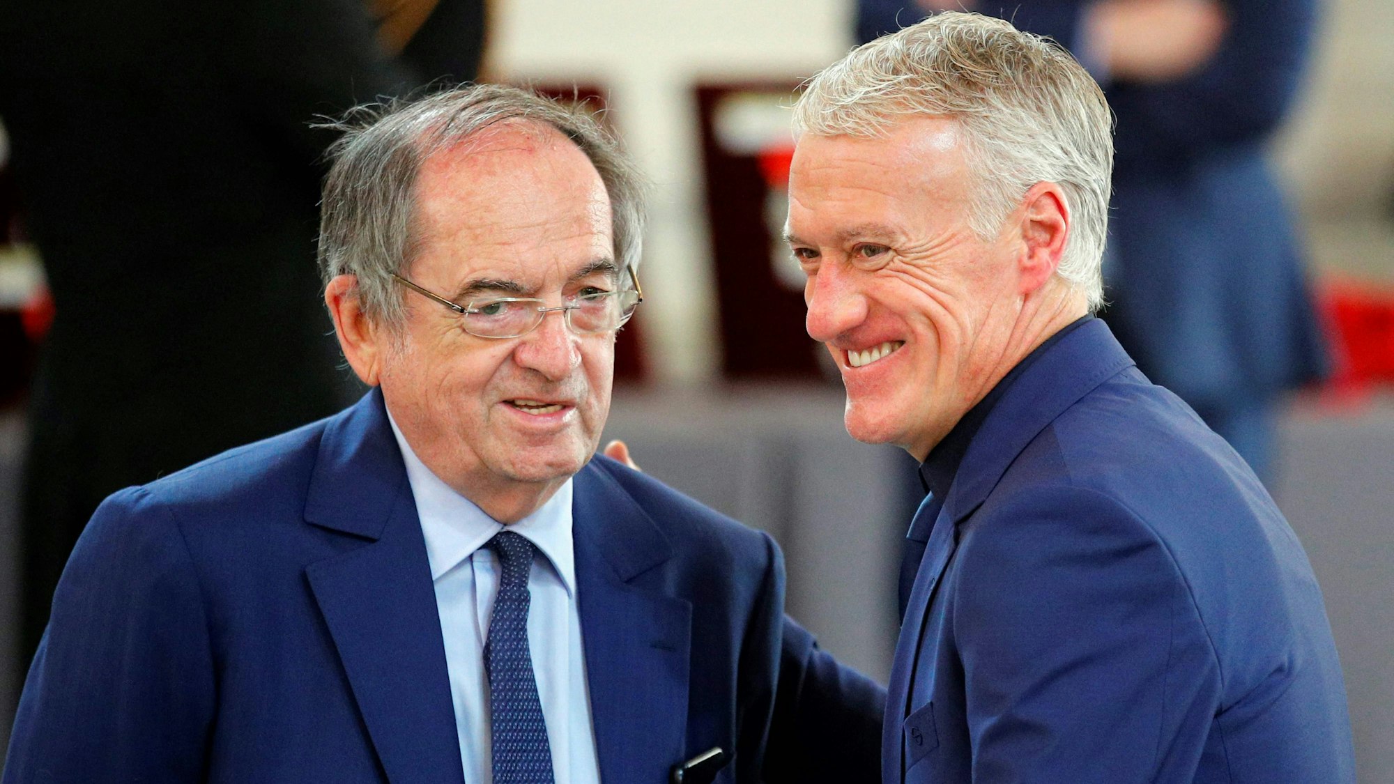 Frankreichs Verbands-Boss Noel Le Graet (l.) und Nationalcoach Didier Deschamps auf einem Empfang in Paris.