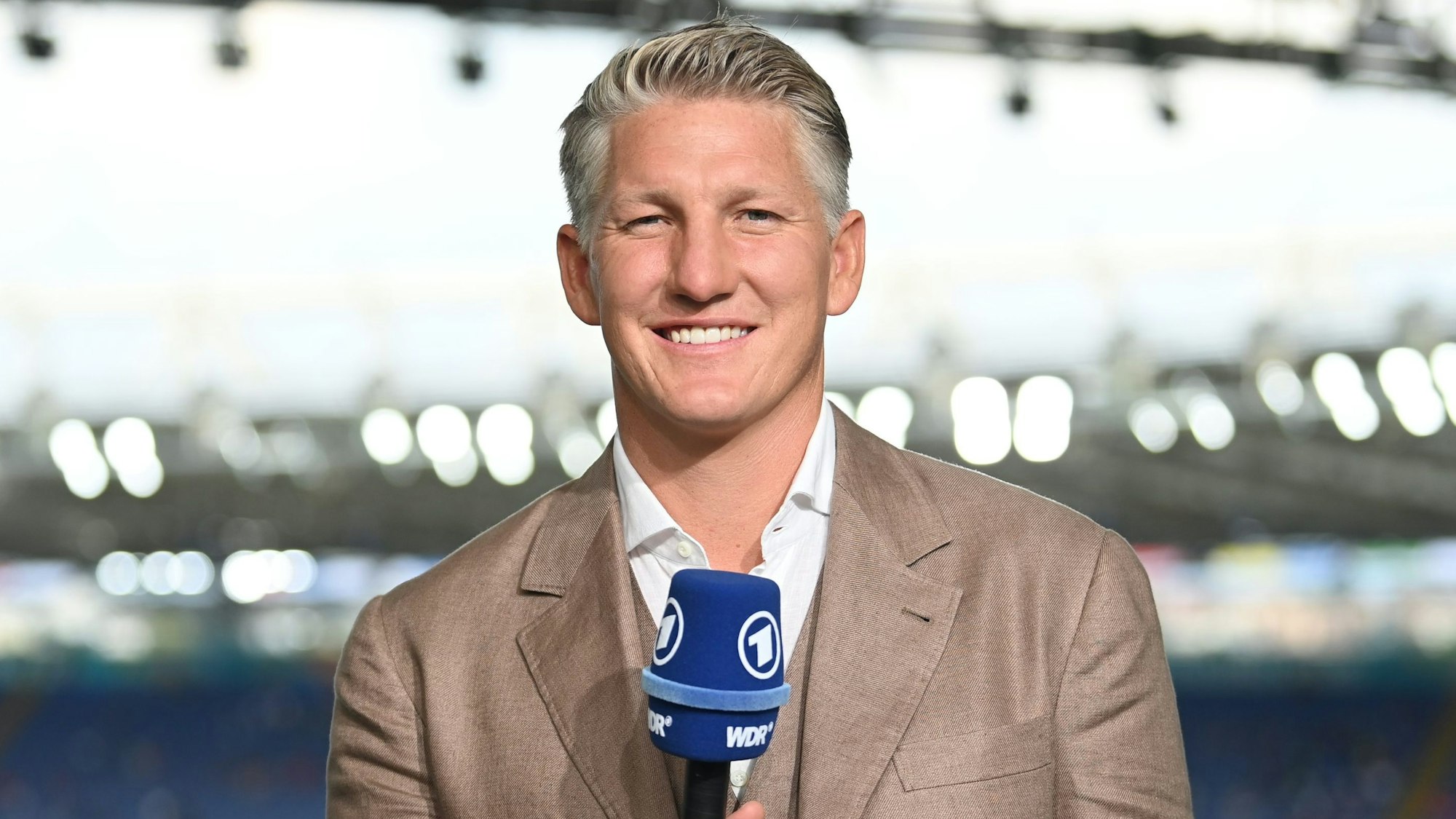 Bastian Schweinsteiger steht als TV-Experte der ARD im Stadion.