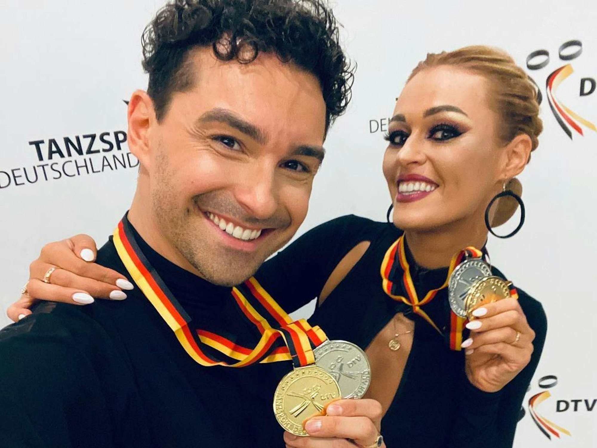 Andrzej Cibis und seine Frau Victoria Kleinfelder-Cibis freuen sich über ihre Medaillen bei den German Champions Professionals 2022.