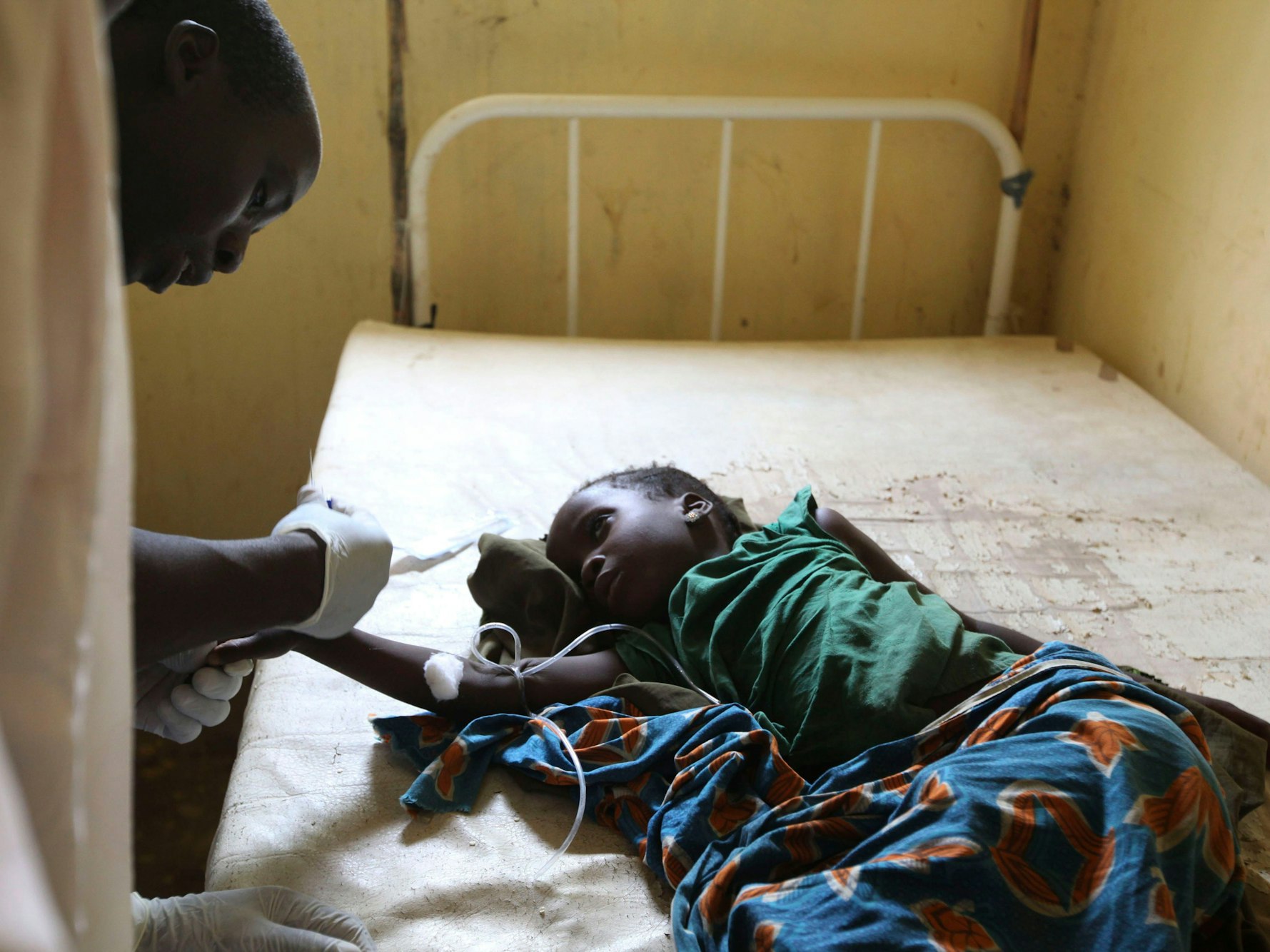 Ein Arzt behandelt ein an Cholera erkranktes Kind in einer Dorfklinik in Nigeria.