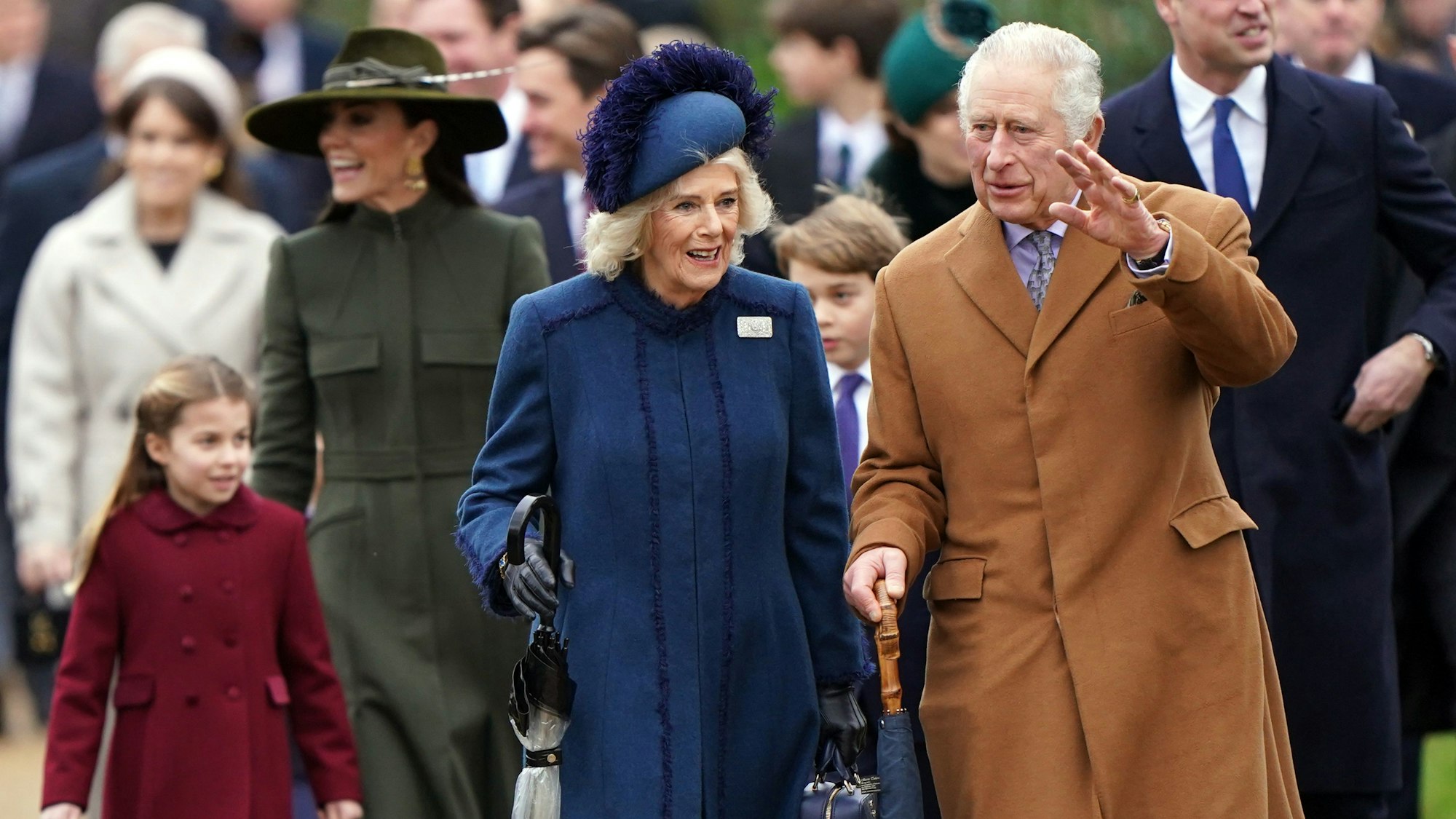 Prinzessin Charlotte (l-r), Kate, die Prinzessin von Wales, Camilla, die Königsgehmalin, Prinz George, König Charles III. und William, der Prinz von Wales beim Gottesdienst am Weihnachtsmorgen in der St. Mary Magdalene Church in Sandringham.