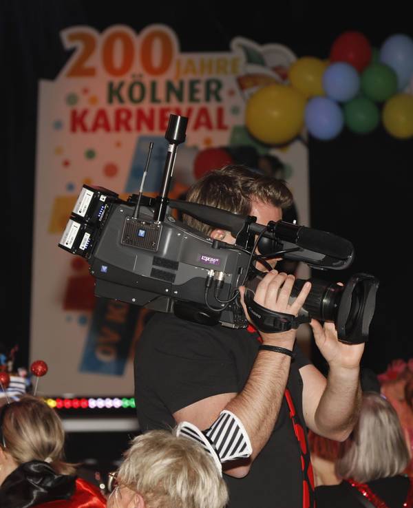 Ein Kameramann filmt die Damen während der ZDF-Sitzung am Mittwoch (11. Januar) im Theater am Tanzbrunnen in Köln.