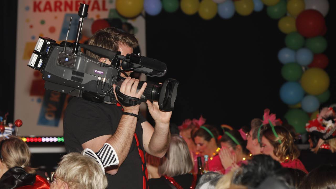 Ein Kameramann filmt die Damen während der ZDF-Sitzung am Mittwoch (11. Januar) im Theater am Tanzbrunnen in Köln.