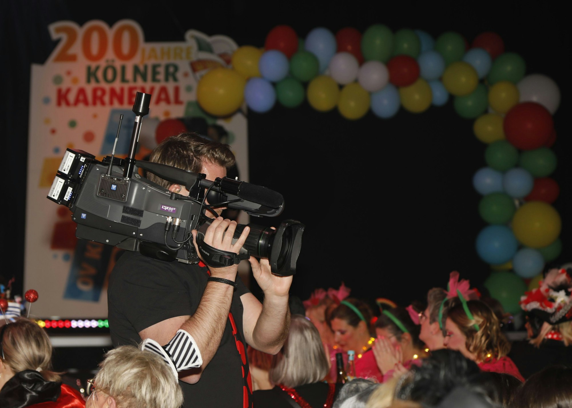 Ein Kameramann filmt die Damen während der ZDF-Sitzung am Mittwoch (11. Januar) im Theater am Tanzbrunnen in Köln.