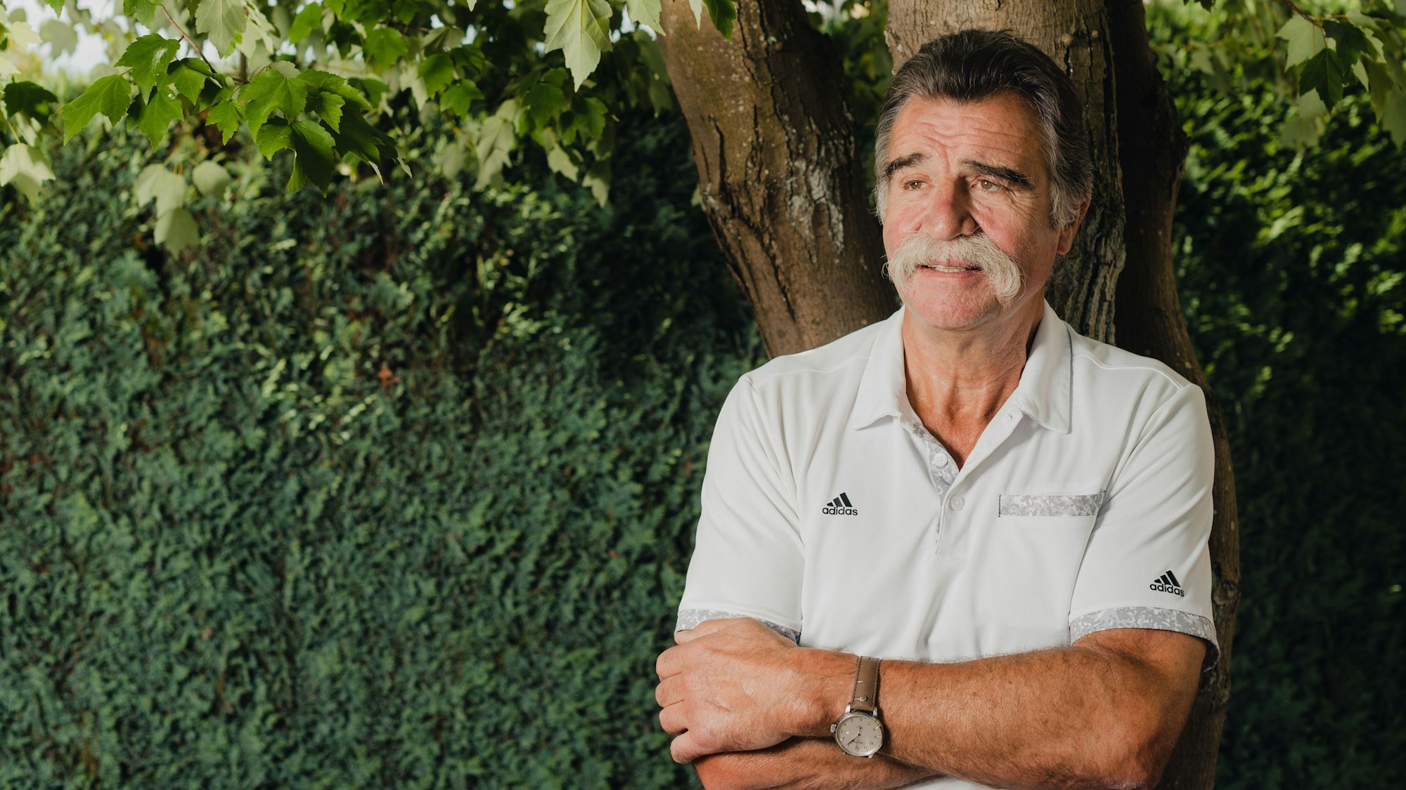 Heiner Brand, ehemaliger Handball-Bundestrainer, aufgenommen in seinem Garten.