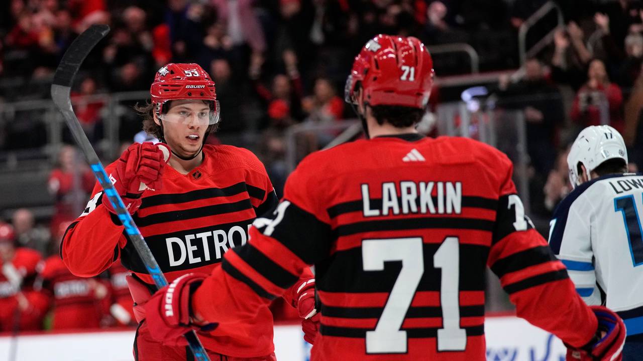 Detroits Moritz Seider (l.) klatscht sich mit Torschütze Dylan Larkin ab.