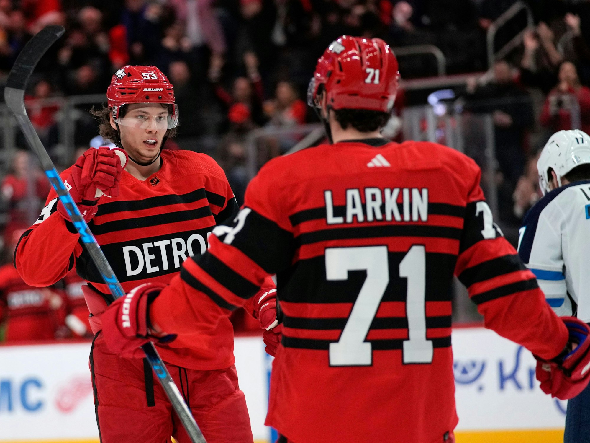 Detroits Moritz Seider (l.) klatscht sich mit Torschütze Dylan Larkin ab.