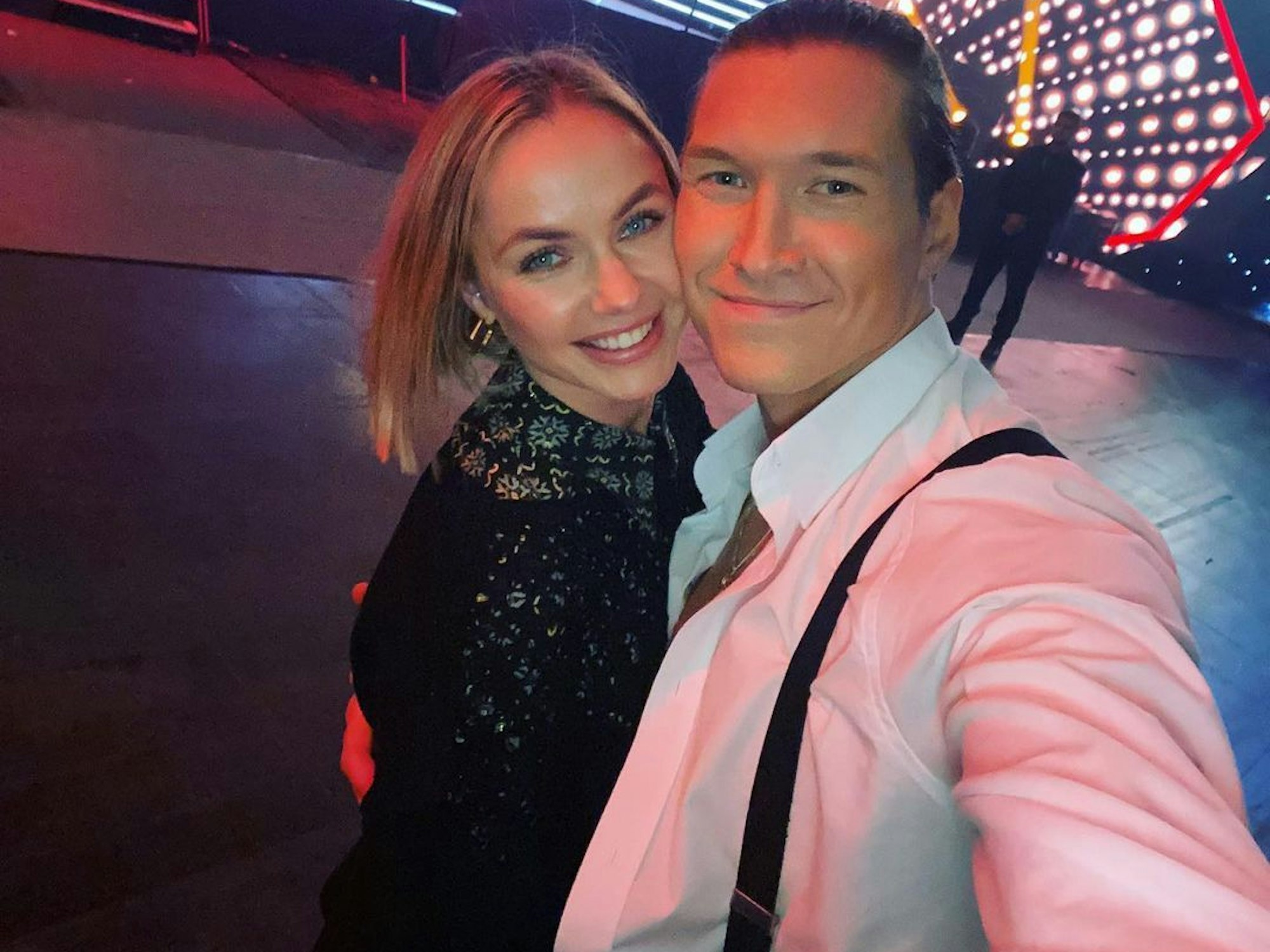 Evgeny Vinokurov lächelt mit seiner Frau Nina Bezzubova im Arm.