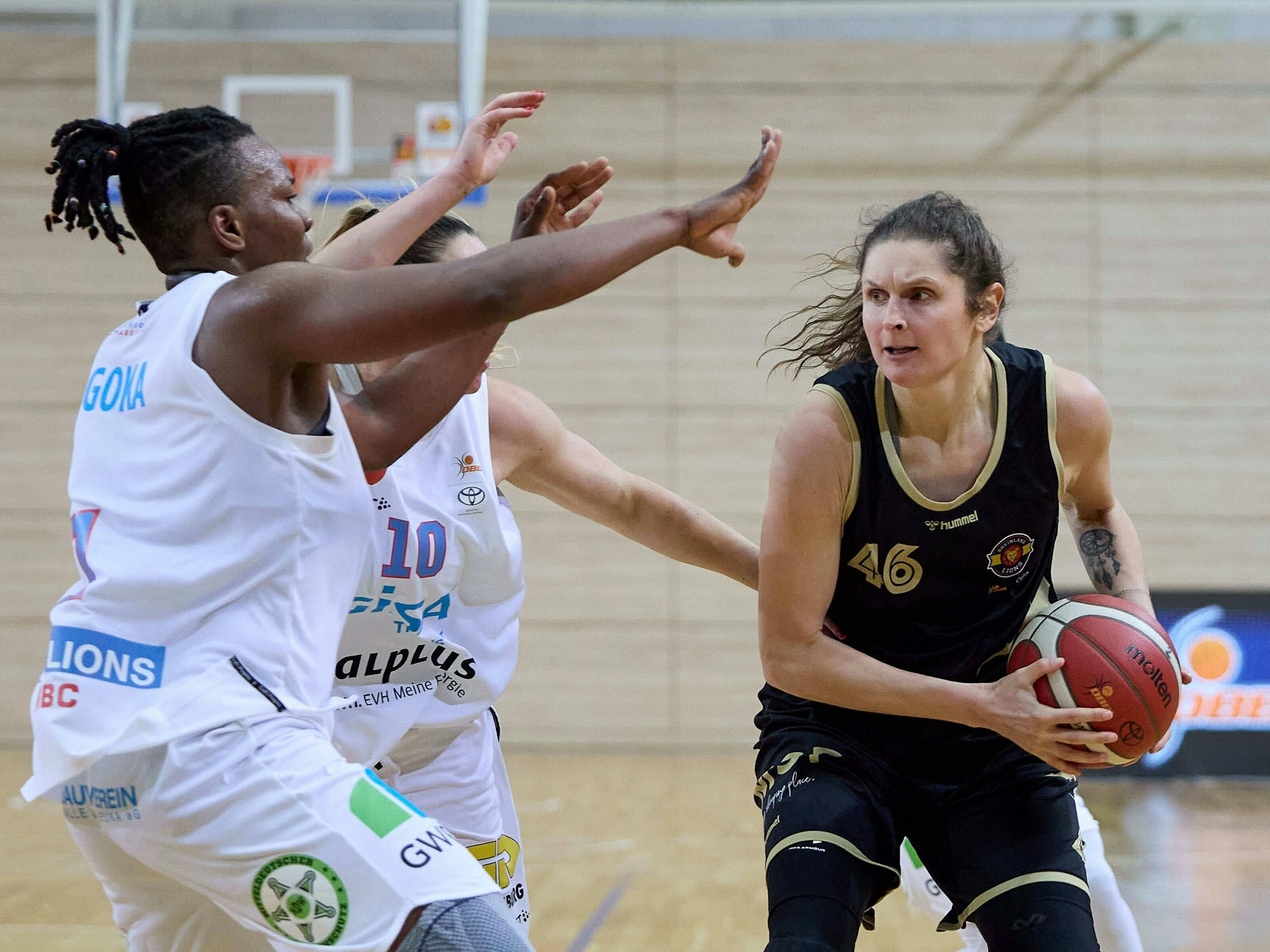 Uju Ugoka (MBC Lions) und Barbora Kasparkova (MBC Lions) guarden Romy Bär (Rheinland Lions, r.) in der Basketball-Bundesliga der Damen.