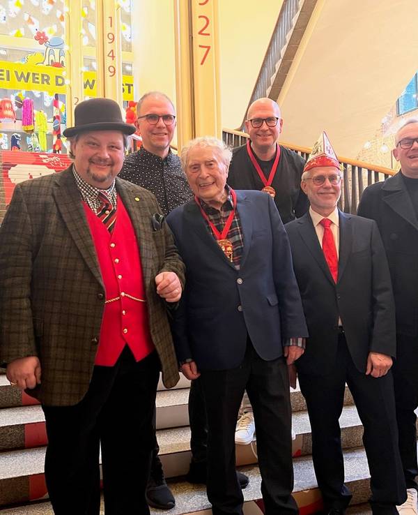 Ludwiug Sebus (M.) inmitten der vielen Mitstreiter seines neuen Songs.