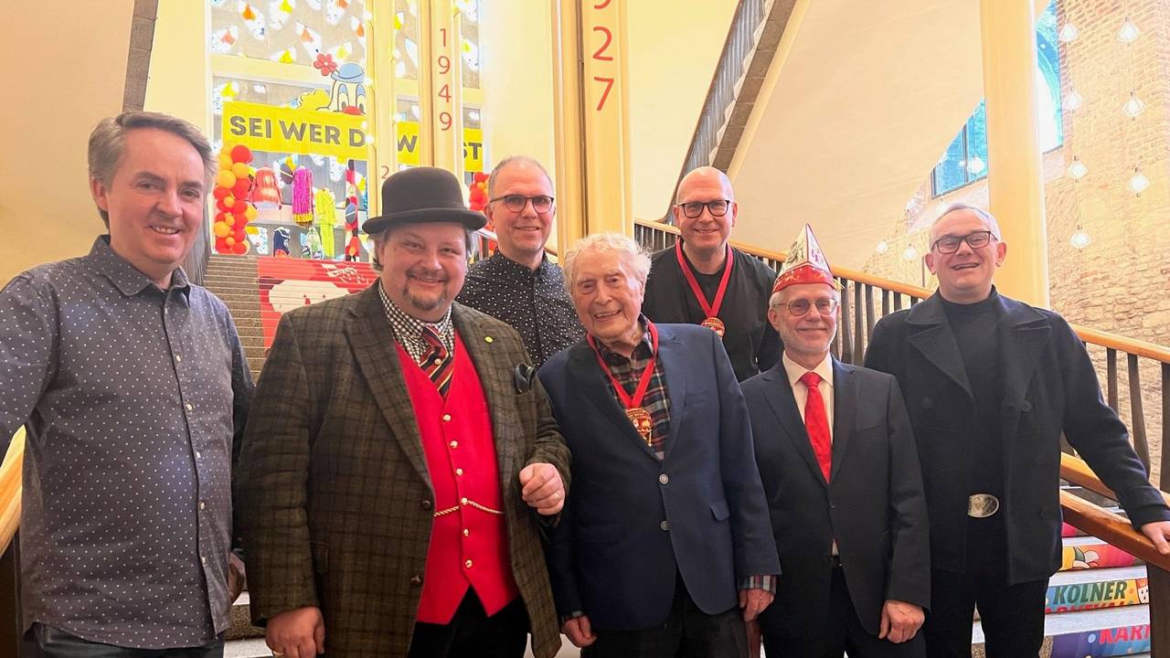 Ludwiug Sebus (M.) inmitten der vielen Mitstreiter seines neuen Songs.
