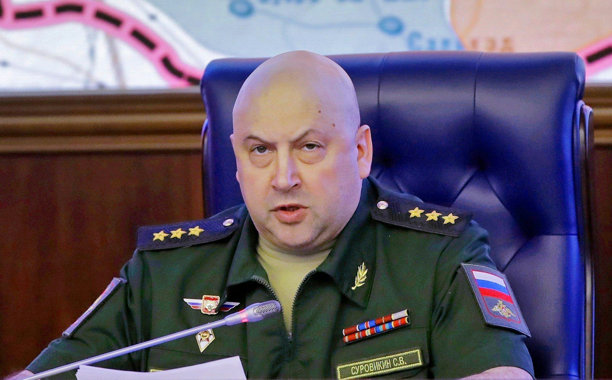Der damalige Kommandeur der russischen Streitkräfte in Syrien, Generaloberst Sergej Surowikin, spricht 2017 bei einem Briefing in Verteidigungsministerium in Moskau. Surowikin wurde seines Amtes enthoben.
