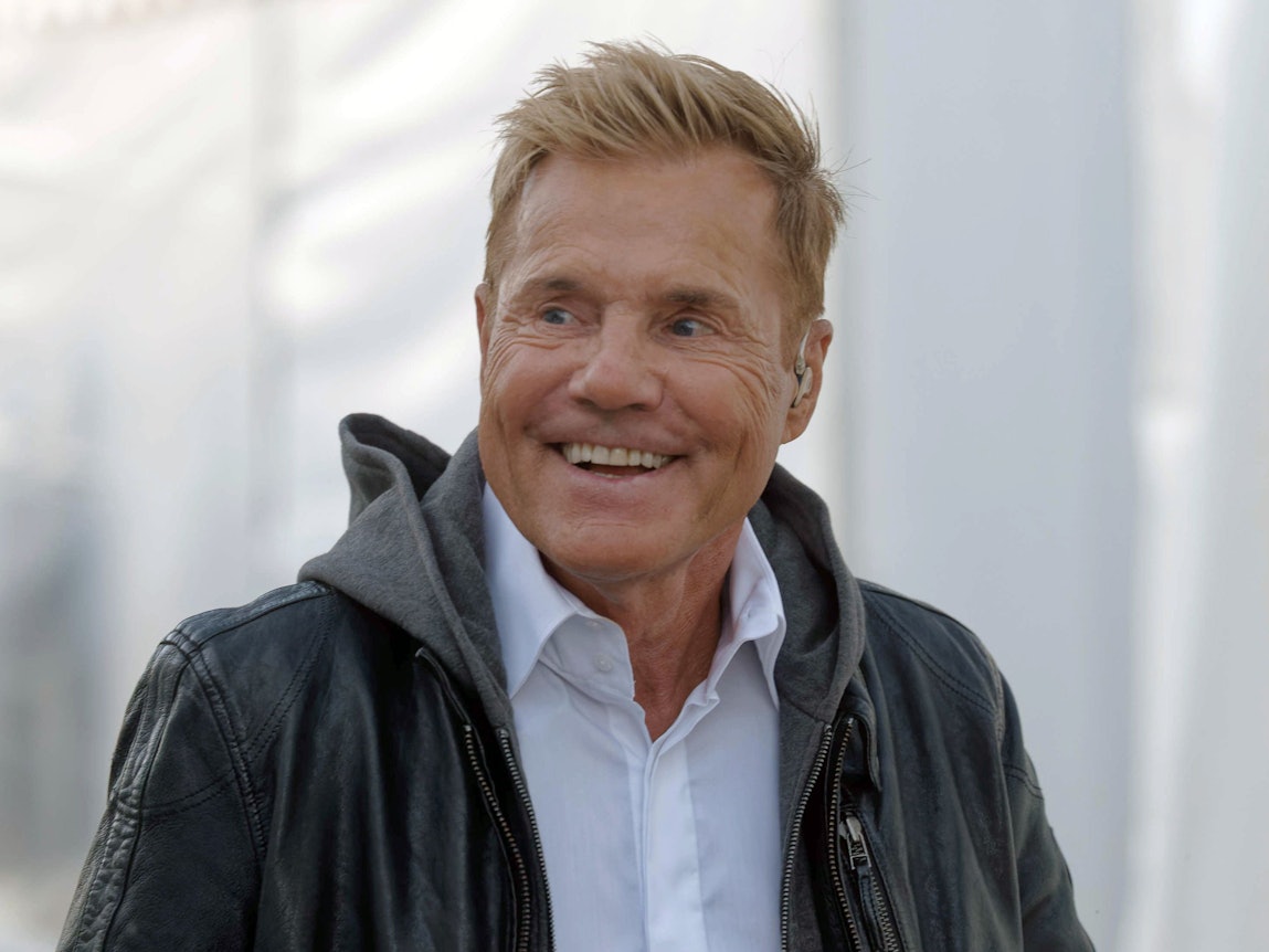 Der Sänger Dieter Bohlen steht beim Schlager-Event „Lieblingslieder“ vor seinem Auftritt hinter der Bühne.