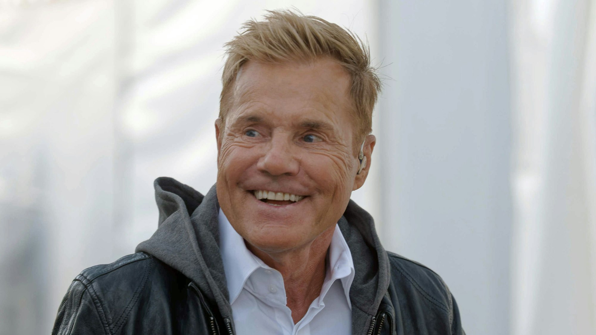 Der Sänger Dieter Bohlen steht beim Schlager-Event „Lieblingslieder“ vor seinem Auftritt hinter der Bühne.