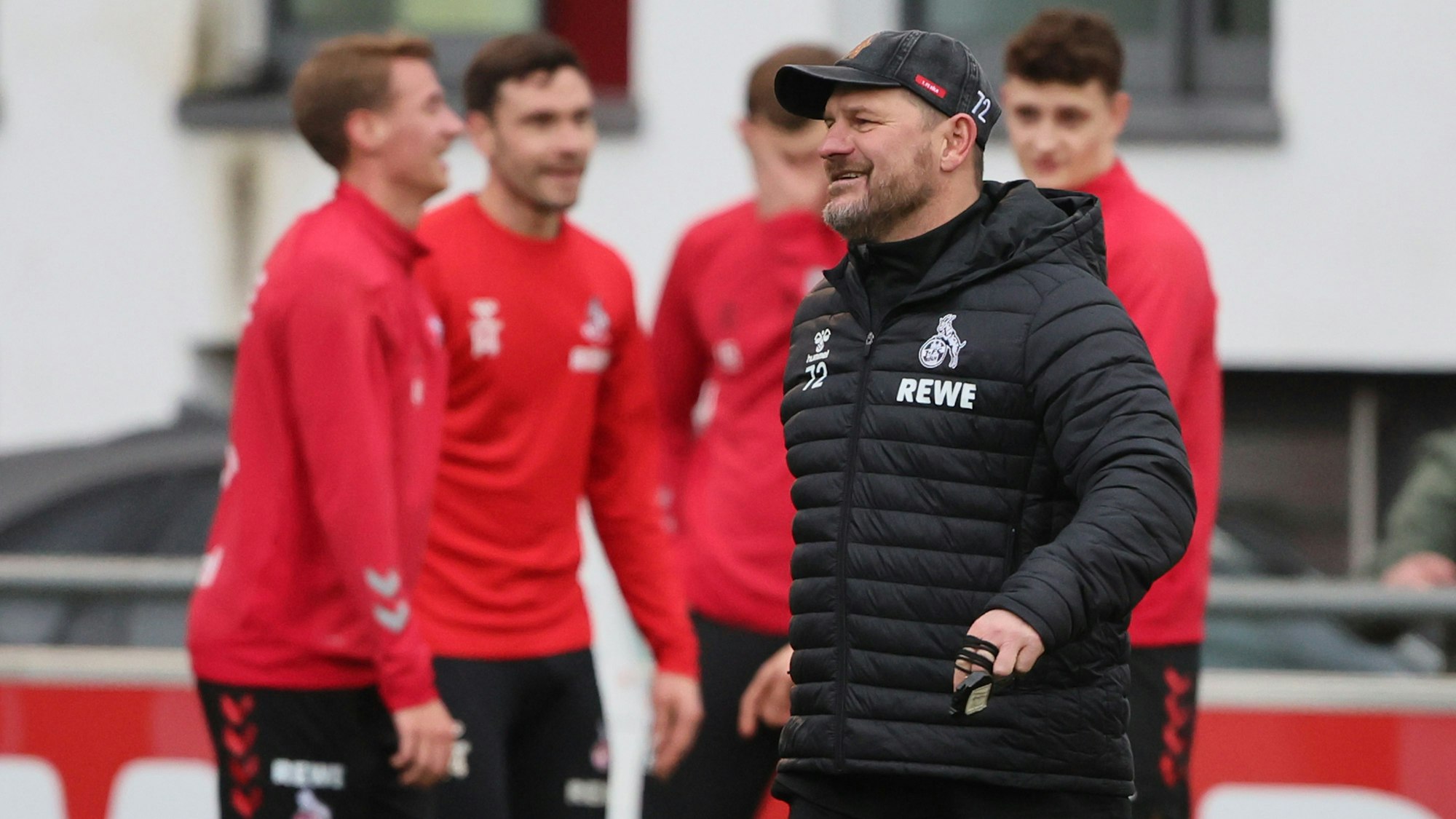 Steffen Baumgart lacht beim Training des 1. FC Köln.