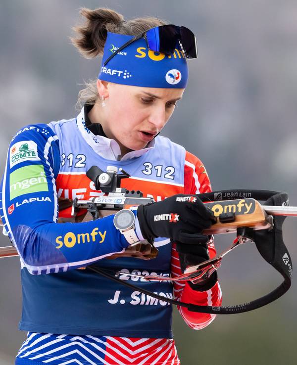 Biathletin Julia Simon aus Frankreich in Aktion mit ihrem Gewehr.