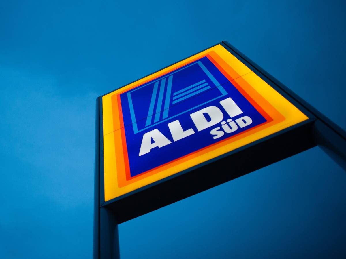 Das Logo von Aldi Süd ist am 13.06.2016 an einer Filiale in München (Bayern) zu sehen.
