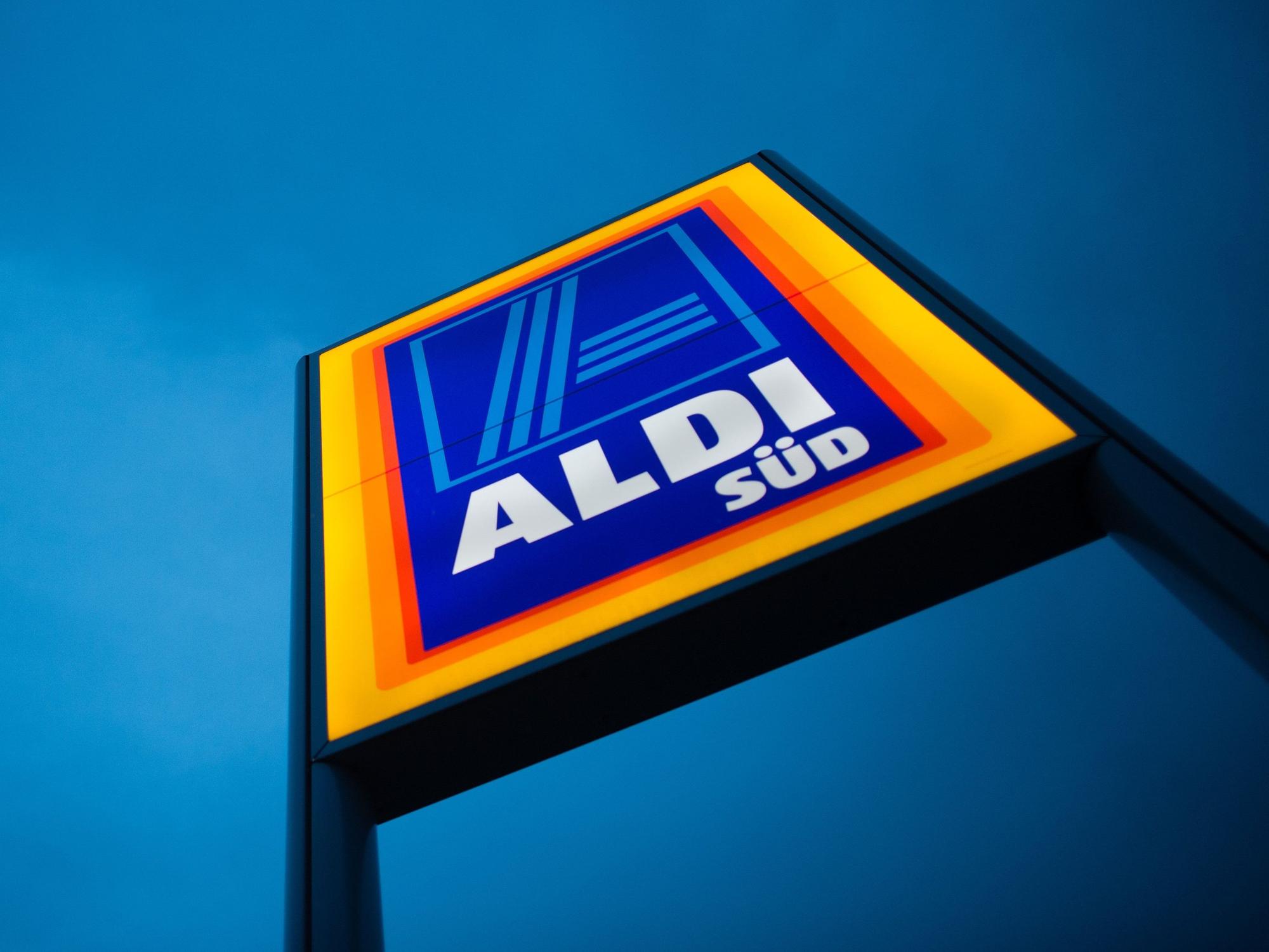 Das Logo von Aldi Süd ist am 13. Juni 2016 an einer Filiale in München zu sehen.