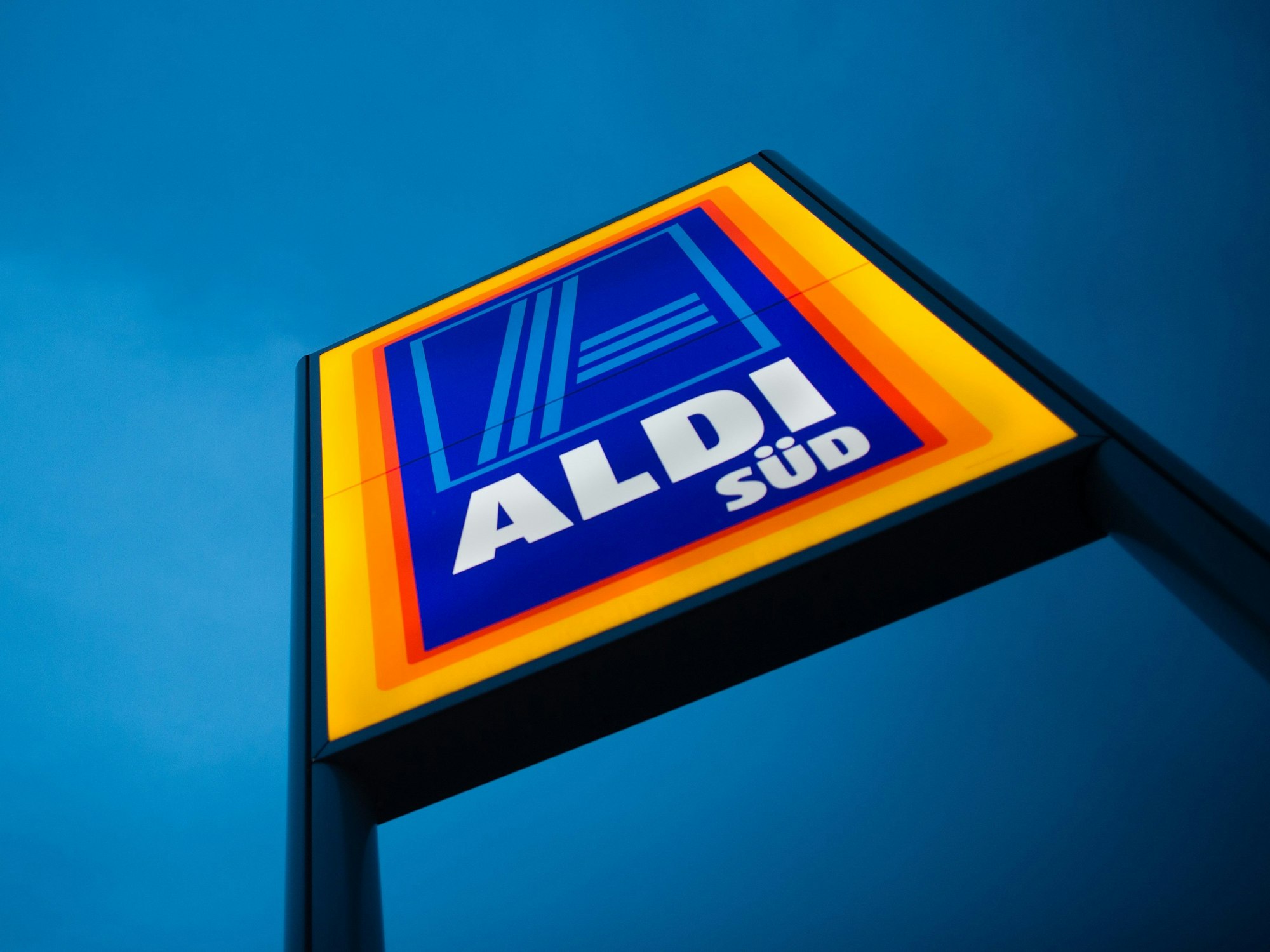 Das Logo von Aldi Süd ist am 13. Juni 2016 an einer Filiale in München (Bayern) zu sehen.