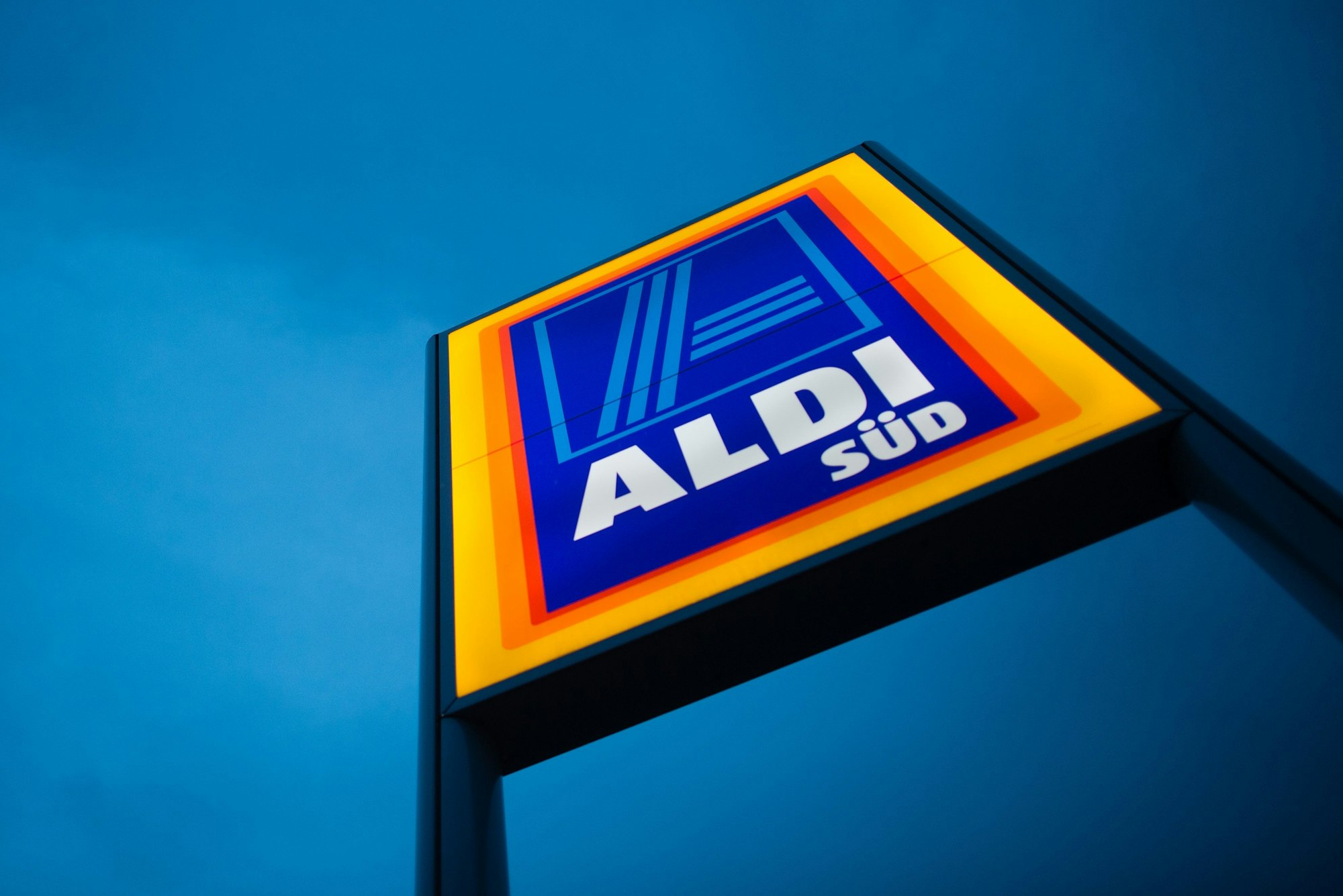 Das Logo von Aldi Süd ist am 13.06.2016 an einer Filiale in München (Bayern) zu sehen.