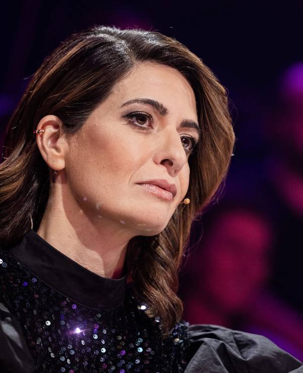 Linda Zervakis aus dem Rateteam sitzt am Ratepult in der Prosieben-Show "The Masked Singer".