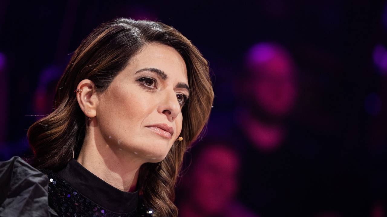 Linda Zervakis aus dem Rateteam sitzt am Ratepult in der Prosieben-Show "The Masked Singer".