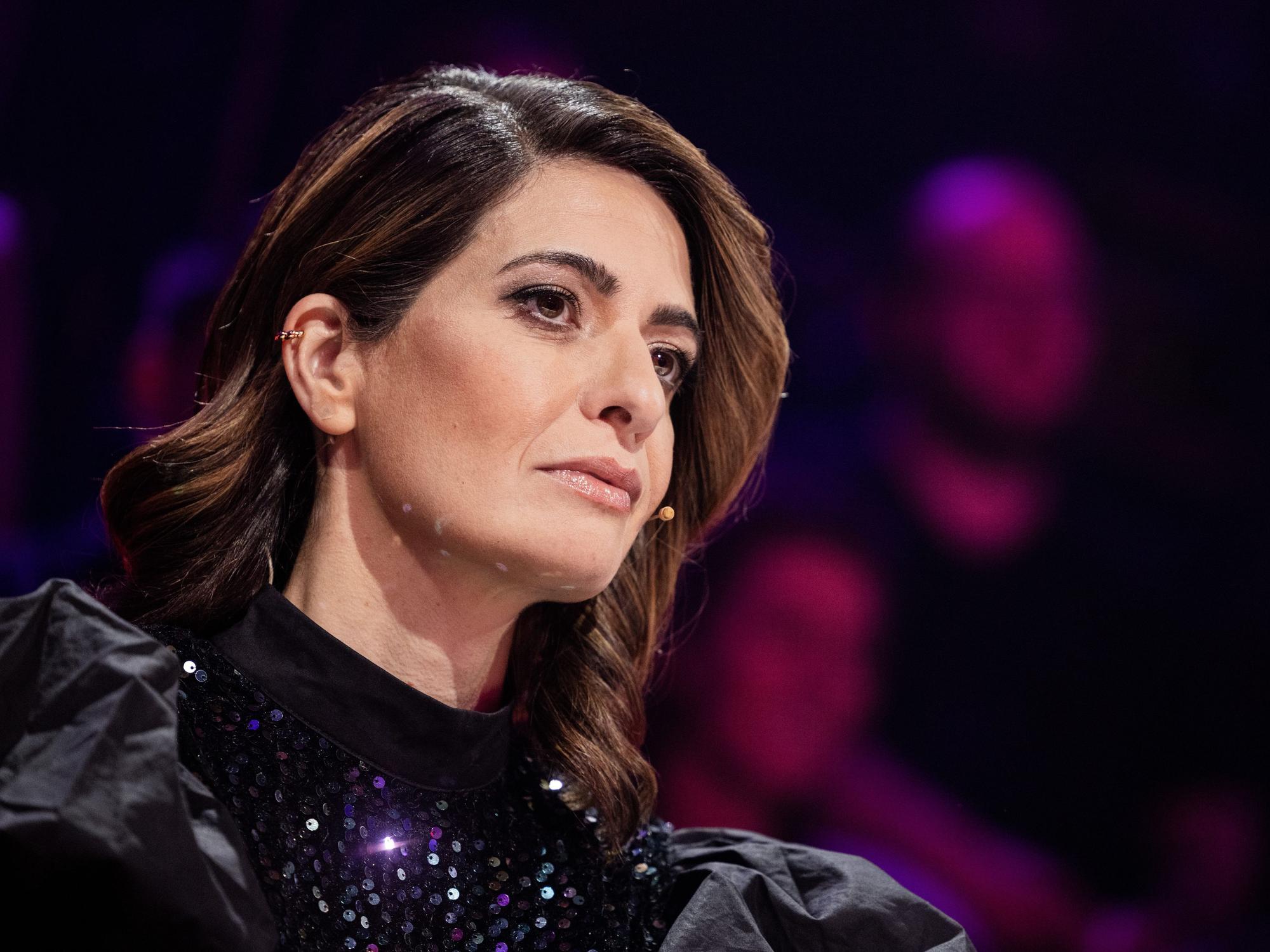 Linda Zervakis aus dem Rateteam sitzt am Ratepult in der Prosieben-Show "The Masked Singer".
