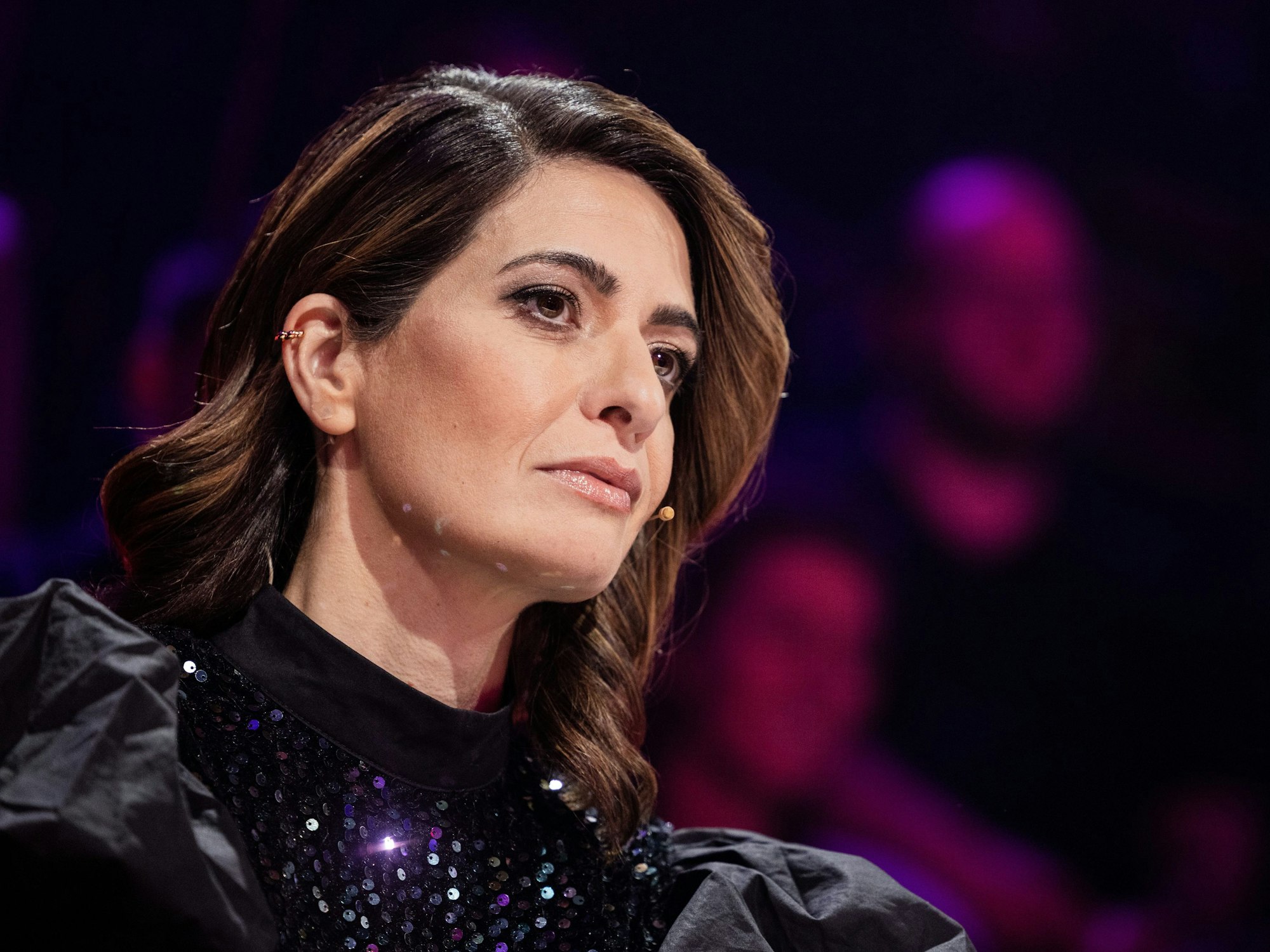 Linda Zervakis aus dem Rateteam sitzt am Ratepult in der Prosieben-Show "The Masked Singer".