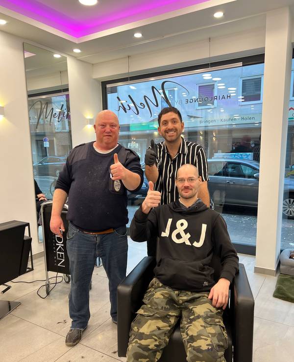 Martin, Fortuna-Düsseldorf-Friseur Melih und Sven hatten ihren Spaß im Salon.