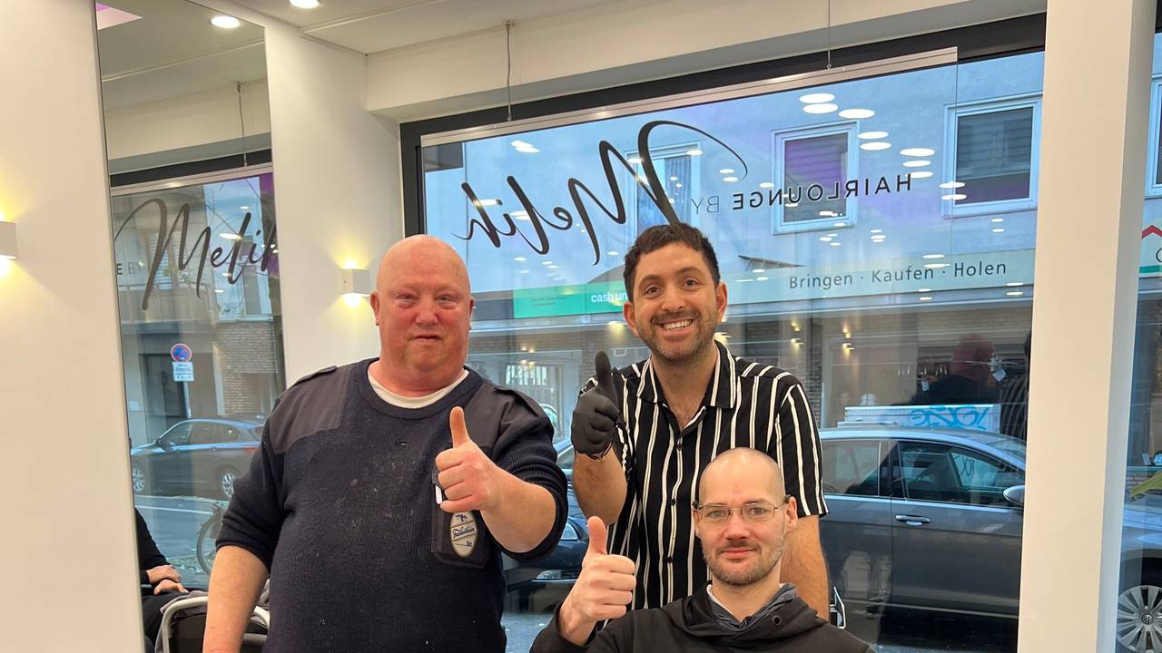 Martin, Fortuna-Düsseldorf-Friseur Melih und Sven hatten ihren Spaß im Salon.