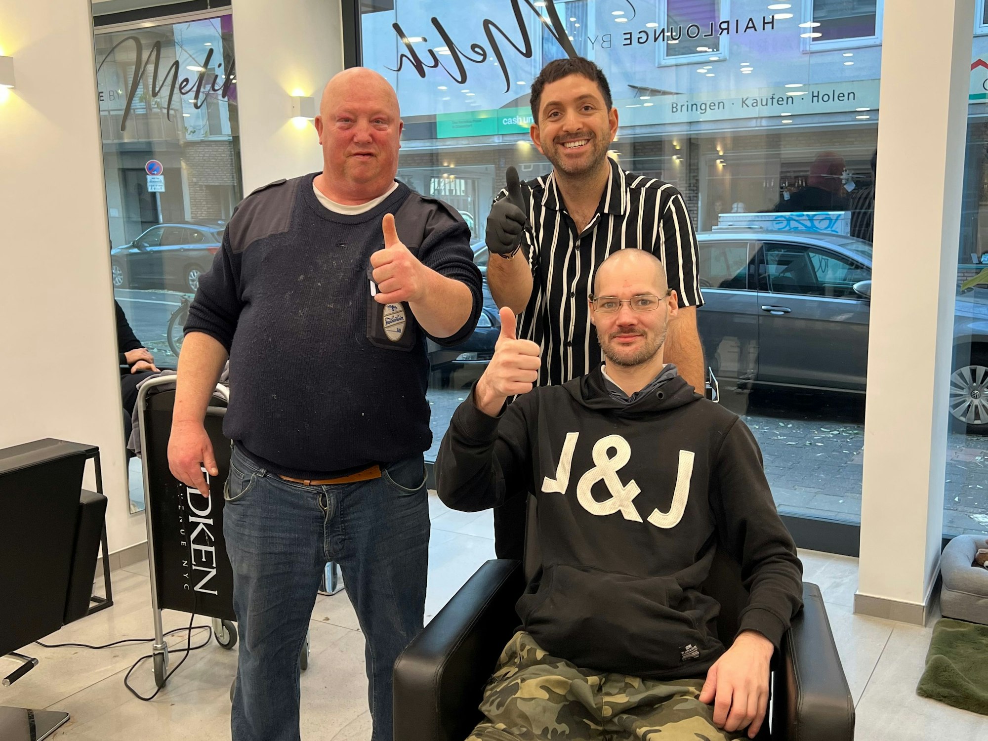 Martin, Fortuna-Düsseldorf-Friseur Melih und Sven hatten ihren Spaß im Salon.