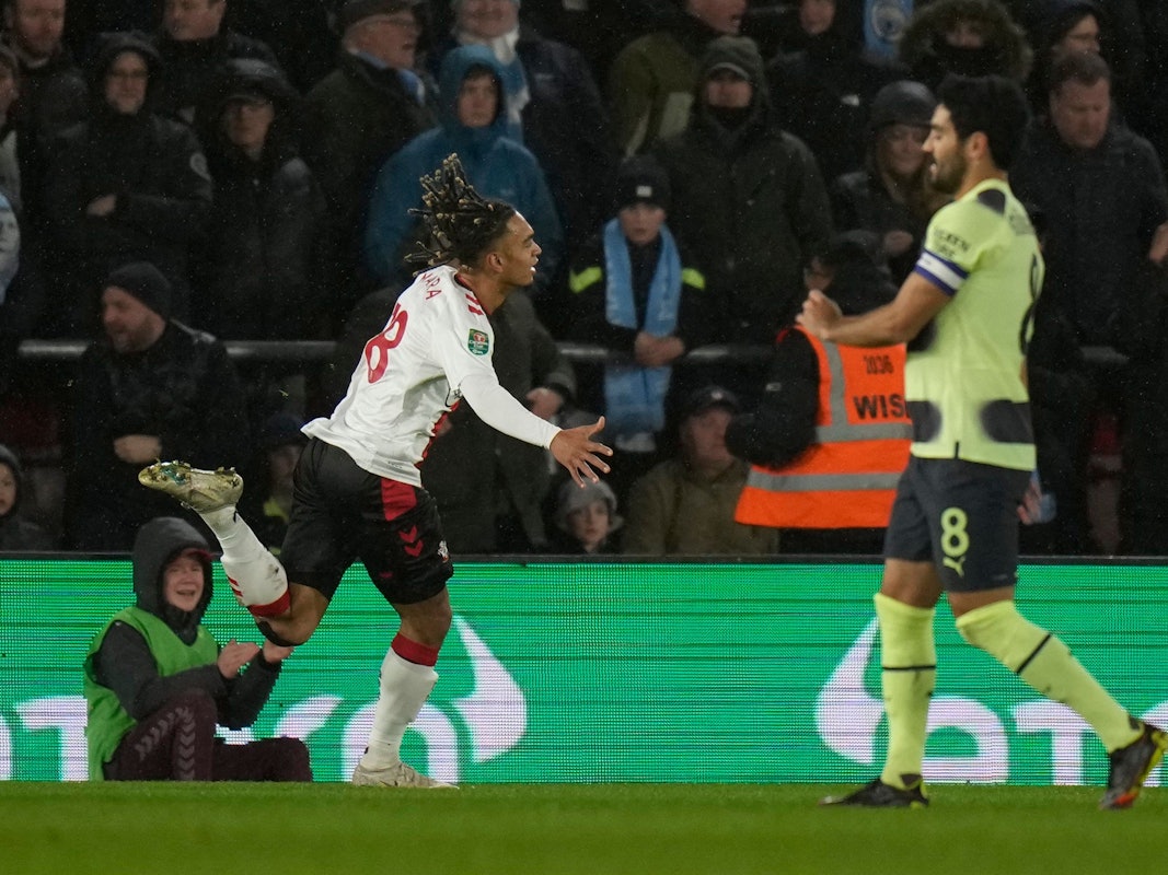 Sekou Mara jubelt über seinen Treffer, Ilkay Gündogan ist enttäuscht.