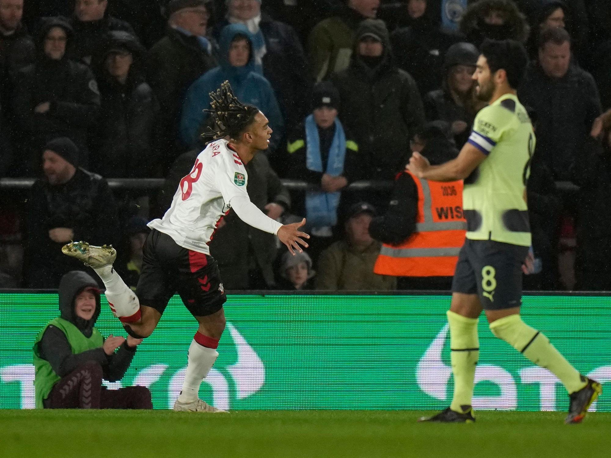 Sekou Mara jubelt über seinen Treffer, Ilkay Gündogan ist enttäuscht.