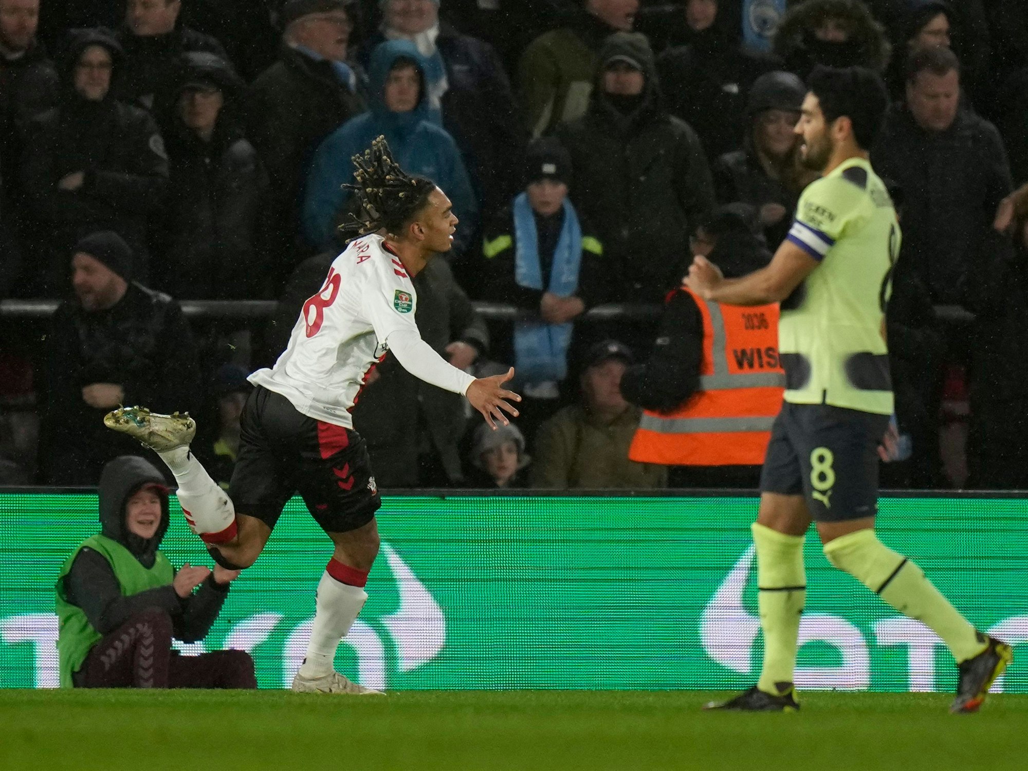 Sekou Mara jubelt über seinen Treffer, Ilkay Gündogan ist enttäuscht.