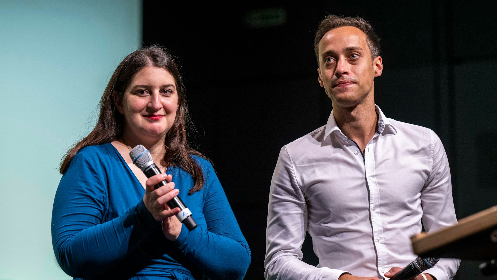 Yazgülü Zeybek (l.) und Tim Achtermeyer am 26. Juni 2022 auf dem Landesparteitag der Grünen in Bielefeld.